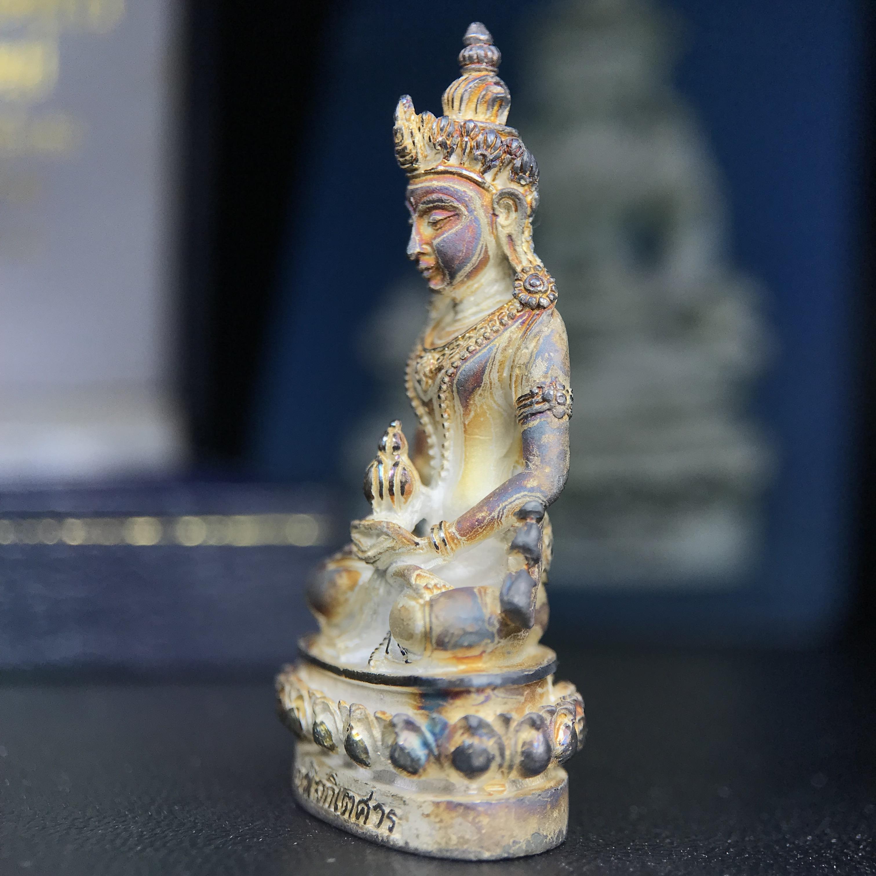 พระกริ่งอวโลกิเตศวร ( เจ้าแม่กวนอิม ) วัดโพธิ์แมนคุณาราม รุ่นอุดมโภคทรัพย์ พ.ศ.2539 เนื้อเงินพ่นทราย(ผิวเดิม ขึ้นสีรุ้งธรรมชาติ แบบนิยม เสน่ห์ของพระเนื้อเงิน) (พร้อมกล่องบรรจุการ์ดใบรับรองเดิมครบ)(อีกหนึ่งรุ่นยอดนิยม พุทธศิลป์สวยงดงาม)หายาก 1 ใน 5000 องค์