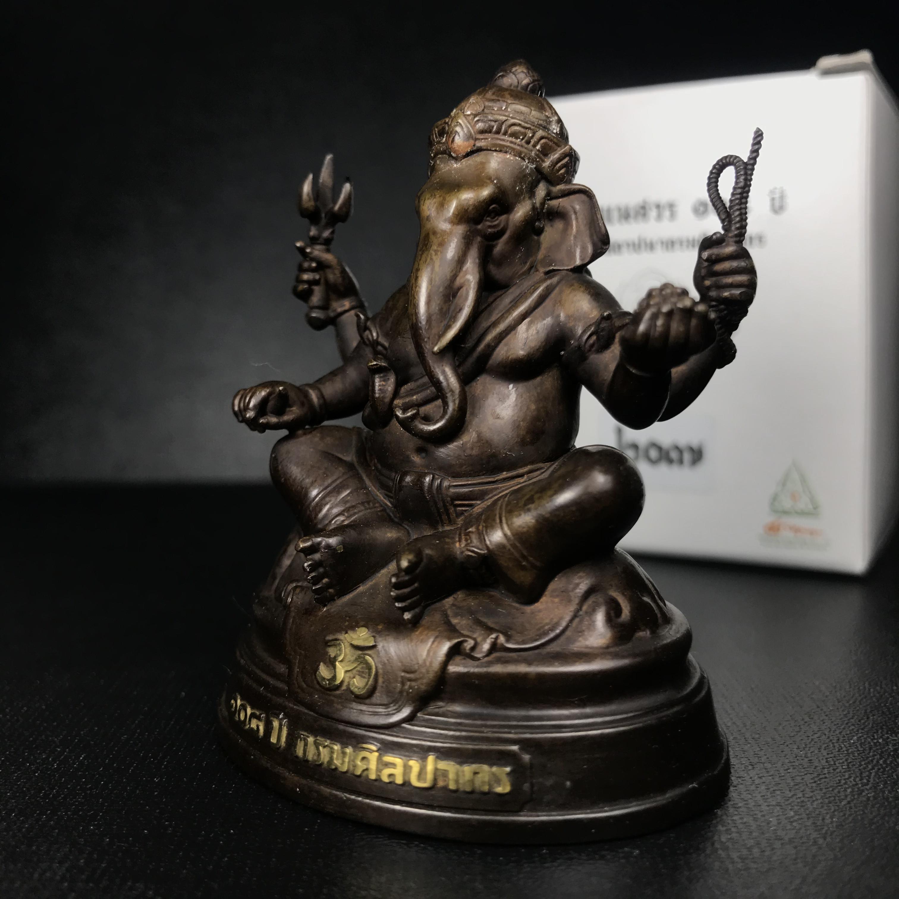 พระพิฆเนศวร รุ่น 108 แห่งการสถาปนากรมศิลปากร ปี 2562 ขนาดบูชาหน้าตัก 1.5 นิ้ว เนื้อทองเหลืองรมดำ (พิธีใหญ่ มวลสารดี)(เลขนัมเบอร์ 207 (ผลรวมได้เก้าเป็นมงคล))1 ใน 1999 องค์