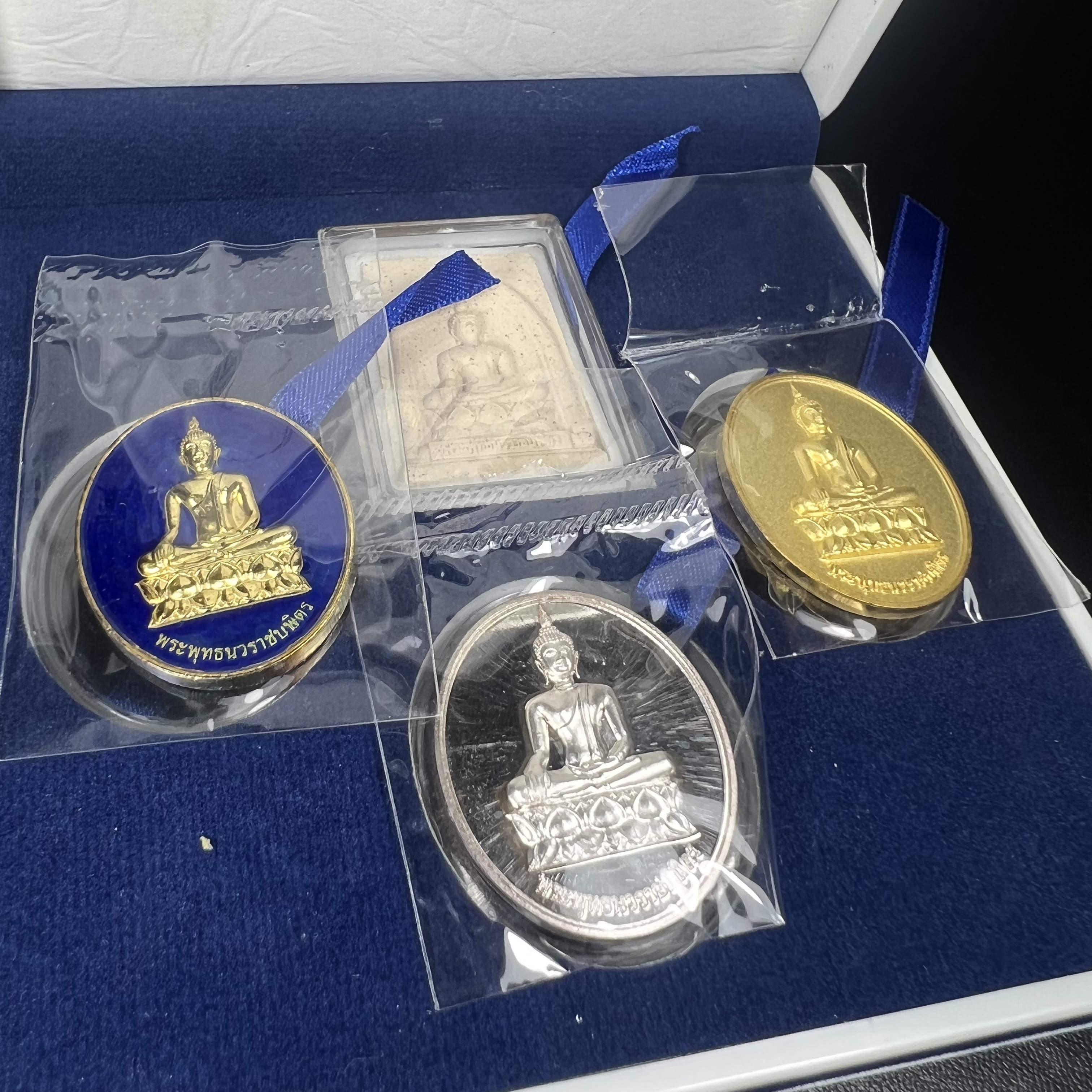 พระพุทธนวราชบพิตร ภปร. ที่ระลึก 7รอบ 84พรรษา รัชกาลที่ 9 วัดตรีทศเทพ จัดสร้าง พ.ศ. 2554 ชุดกรรมการ(หายากสร้าง 1ใน500ชุด)(รวม 4 รายการ)สภาพสวยซีนซองเดิมกล่องบรรจุเดิมครบสมบูรณ์