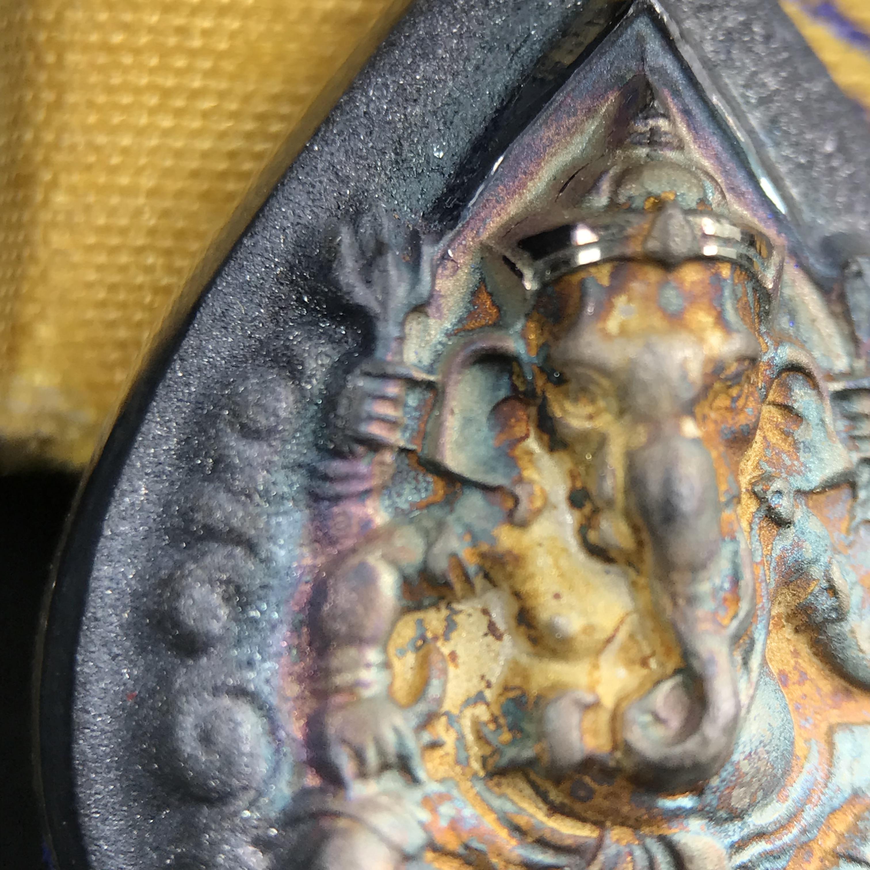 เหรียญพระพิฆเนศวร ญสส. ชุดกาญจนาภิเษกครองราชย์ 50 ปี พุทธศักราช 2538 พิมพ์ใหญ่(2.9 ซม.) เนื้อเงินผิวเดิมกลับดำขึ้นสีรุ้งเข้มขลังงดงามธรรมชาติสร้างสรรค์ สภาพสวยเดิมพร้อมกล่องบรรจุเดิม ตอกโค๊ดหมายเลขกำกับ(1ใน 5539องค์)สี สวย แบบ นิยม หายาก