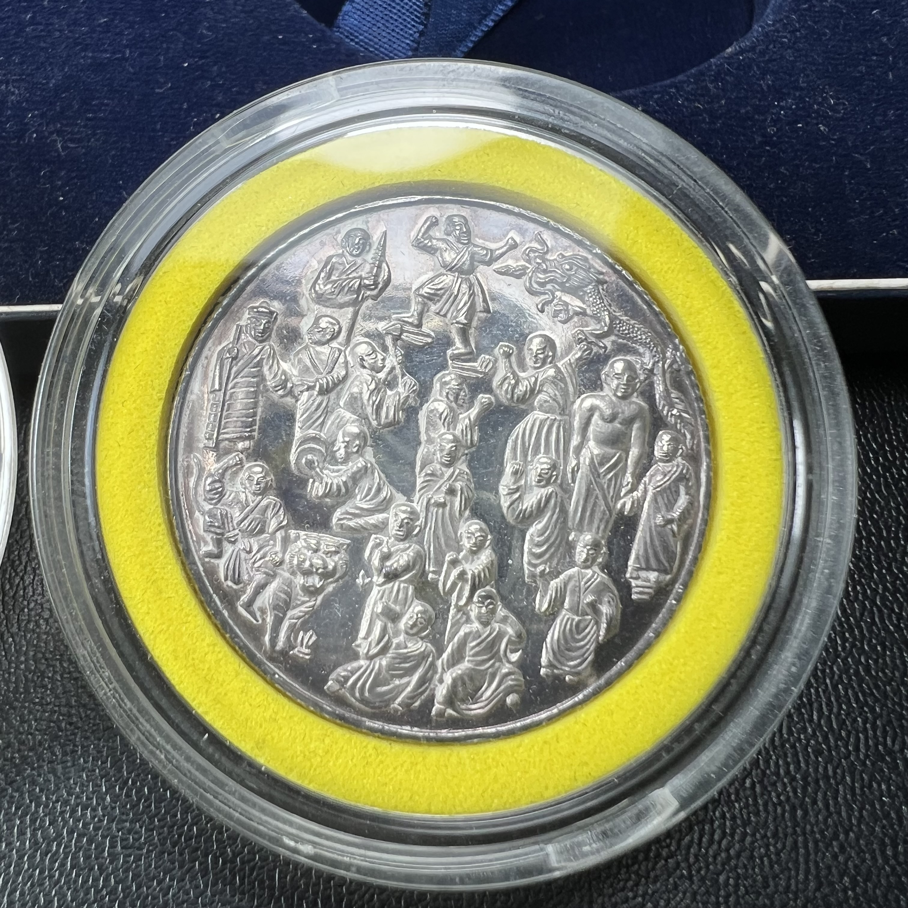 เหรียญจับโป้ยล่อหั่น 18 อรหันต์(18 เซียน)รุ่นกาญจนาภิเษก ปี2539 พิธีพุทธาภิเษก ณ วัดบวรนิเวศวิหาร ขนาด3.2ซม. ชุดเนื้อเงินและเนื้อทองแดงขัดเงา ขอบเหรียญแบบสตางค์ หลังตราสัญลักษณ์ปีกาญจนาภิเษก พร้อมกล่องบรรจุเดิมครบ สุดยอดสิริมงคล โชคลาภค้าขาย สารพัดกันภัย