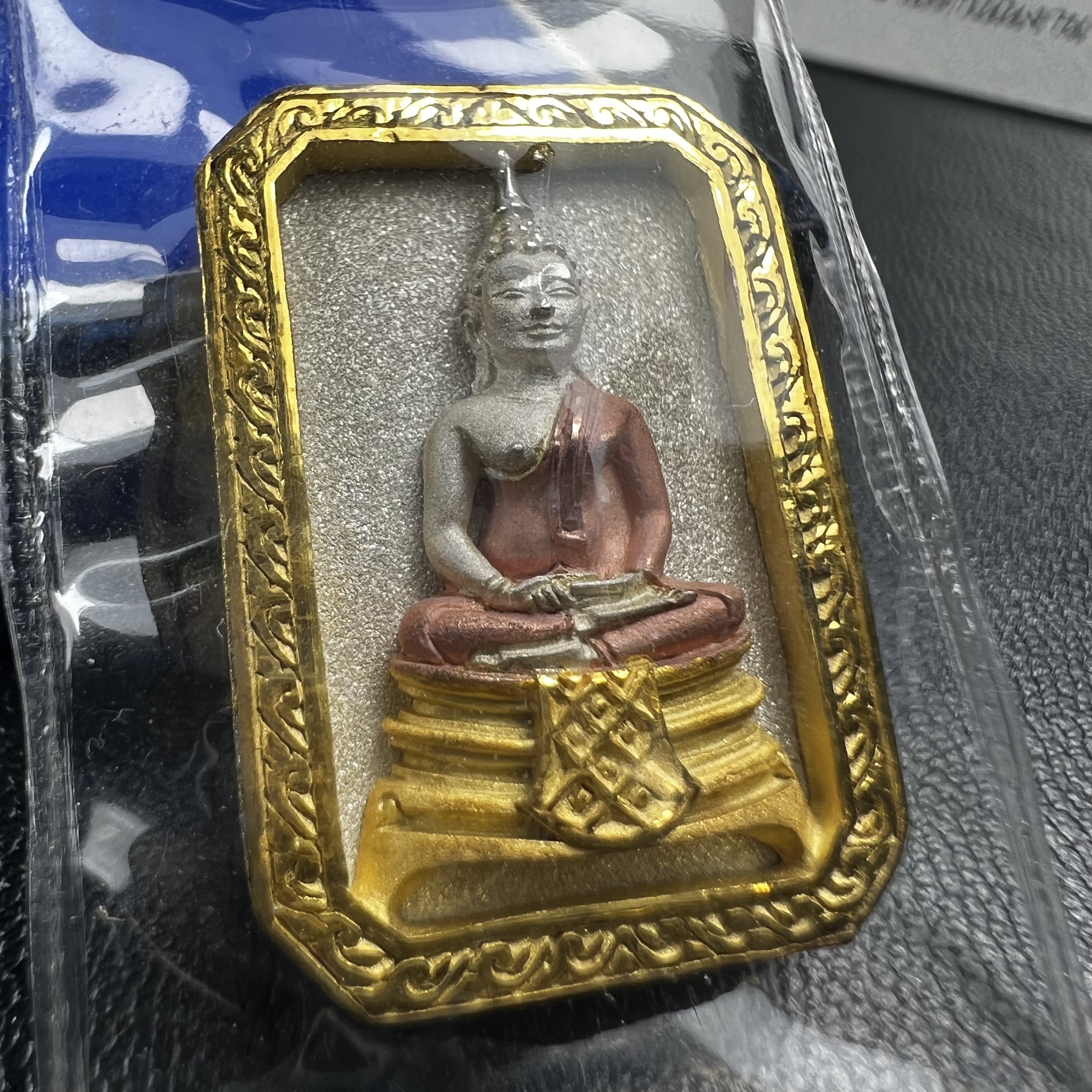 พระพุทธโสธร(หลวงพ่อโสธร) รุ่นสร้างอุโบสถ ปี2539 เนื้อเงินสามกษัตรย์ พิมพ์แปดเหลี่ยม(หายาก) สภาพสวยผิวเดิมซีนซองเดิมกล่องบรรจุการ์ดใบรับรองเดิมครบสมบูรณ์