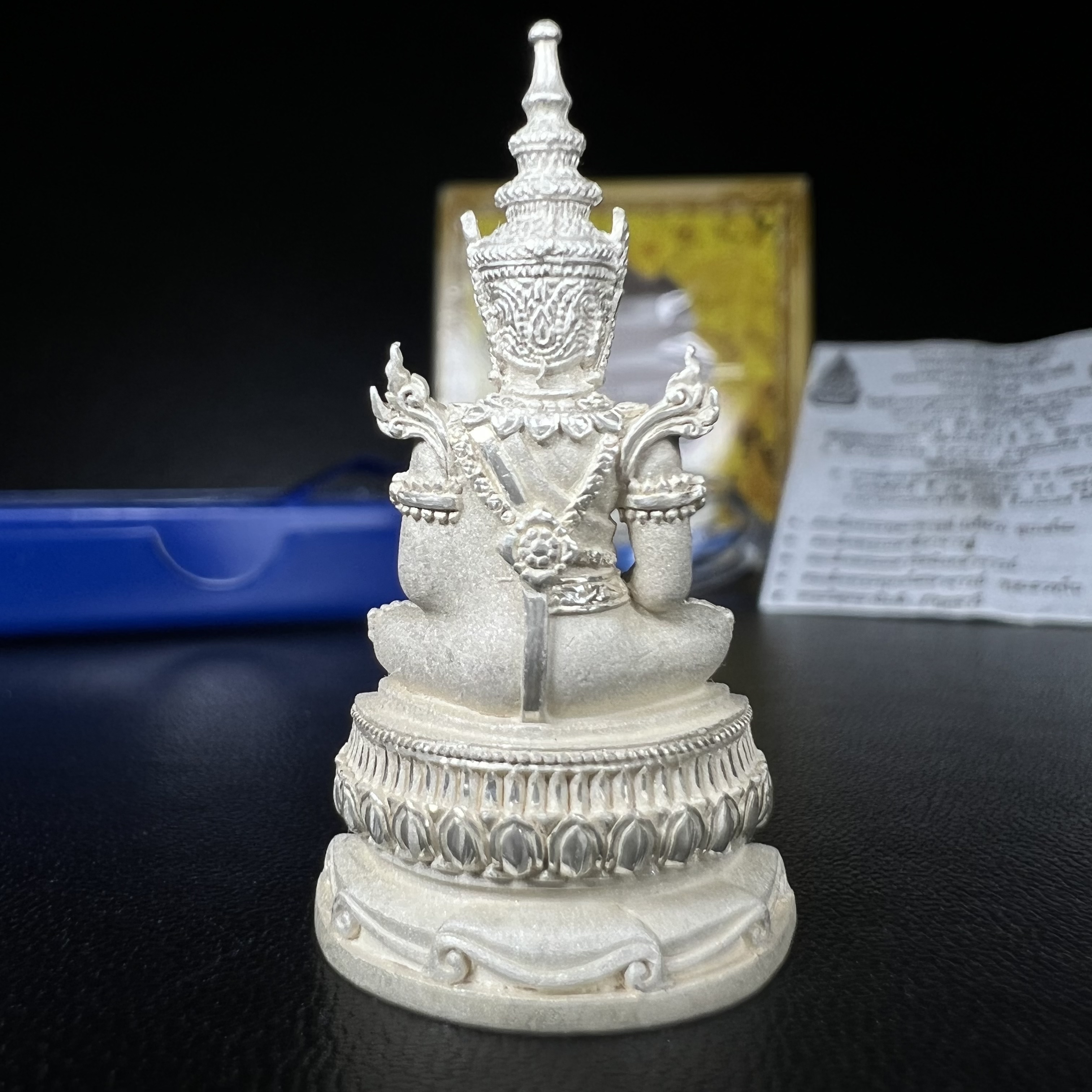 พระแก้วมรกต(จำลอง)ลอยองค์ ขนาดหน้าตัก 1/2 นิ้ว ทรงเครื่องฤดูร้อน เนื้อเงิน ตราสัญลักษณ์ฉลองสิริราชสมบัติ ครบ 60 ปี พ.ศ.2549(สภาพสวย ครบ สมบูรณ์))