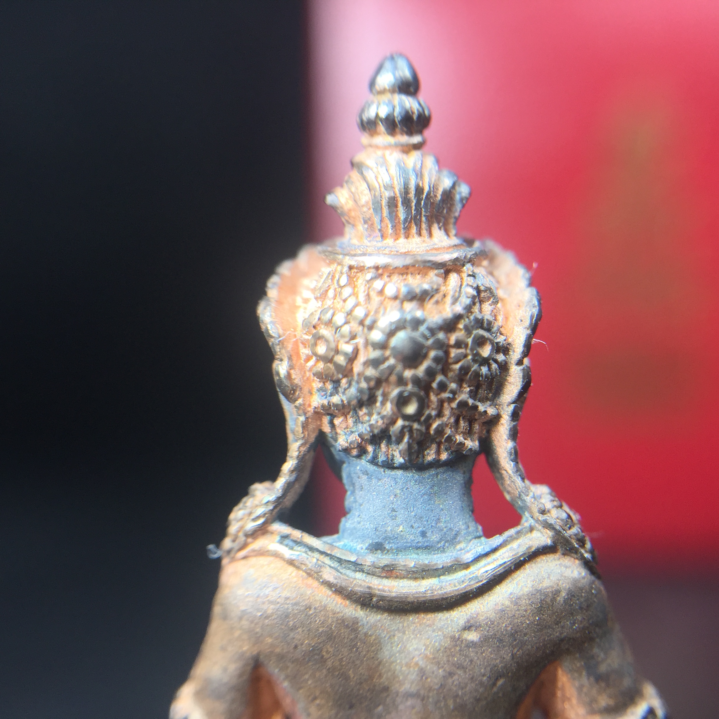 พระกริ่งอวโลกิเตศวร ( เจ้าแม่กวนอิม ) วัดโพธิ์แมนคุณาราม เนื้อเงิน 3 กษัตริย์ พ่นทราย(ผิวเดิม ขึ้นสีรุ้งธรรมชาติ แบบนิยม เสน่ห์ของพระเนื้อเงิน) รุ่นอุดมโภคทรัพย์ พ.ศ.2539(อีกหนึ่งรุ่นยอดนิยม พุทธศิลป์สวยงดงาม)