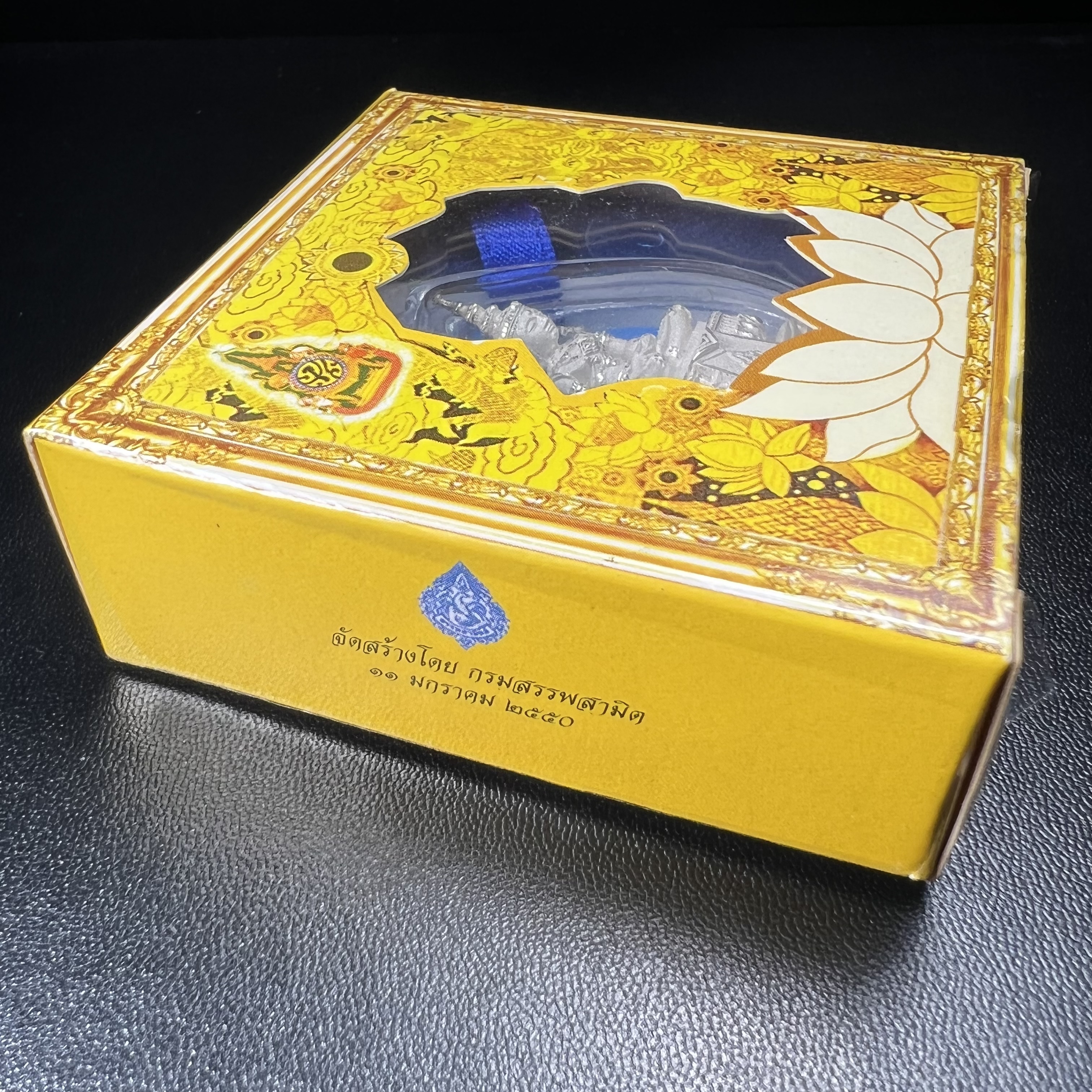 พระแก้วมรกต(จำลอง)ลอยองค์ ขนาดหน้าตัก 1/2 นิ้ว ทรงเครื่องฤดูร้อน เนื้อเงิน ตราสัญลักษณ์ฉลองสิริราชสมบัติ ครบ 60 ปี พ.ศ.2549(สภาพสวย ครบ สมบูรณ์))