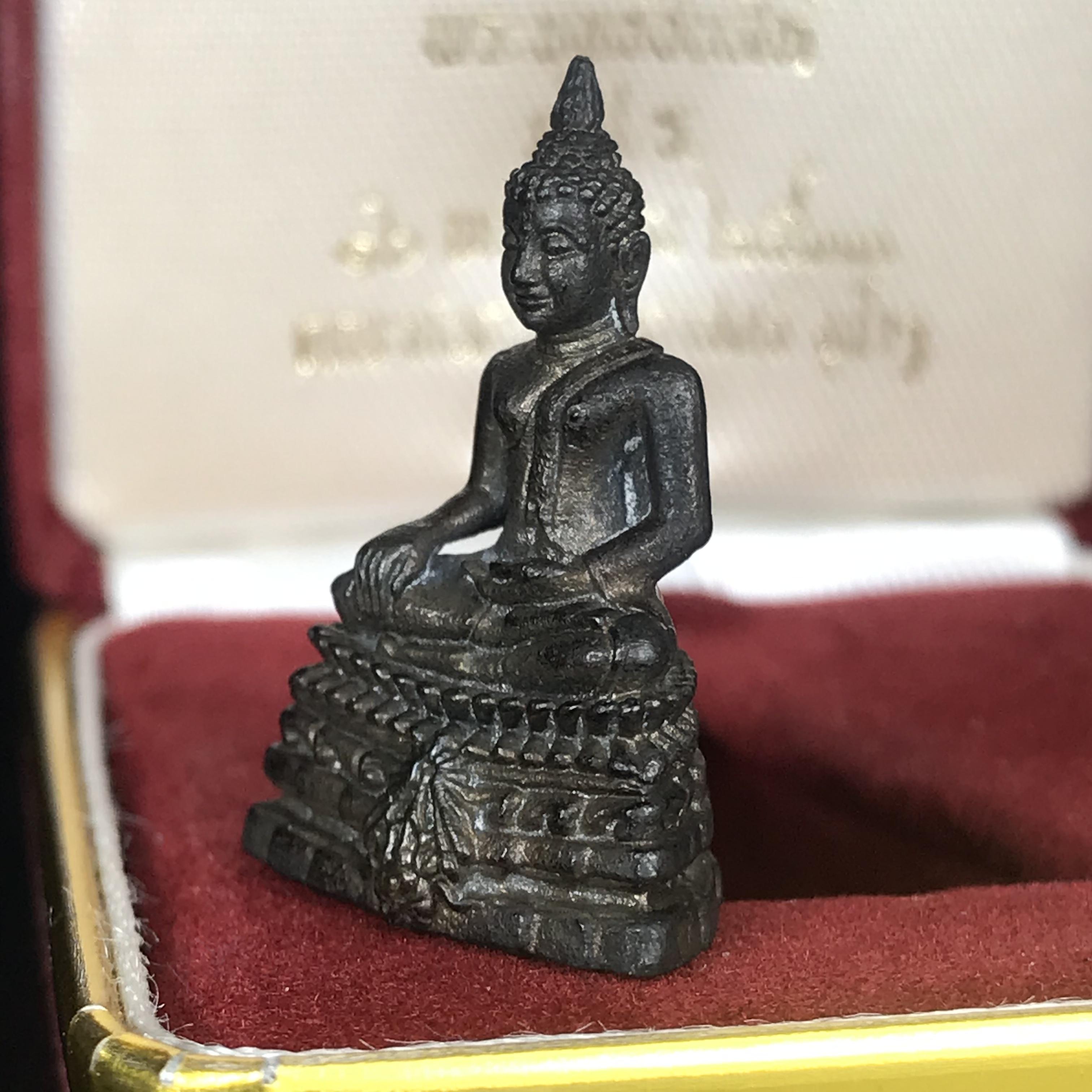 พระกริ่งพระพุทธชินสีห์ ภปร ทันโตเสฏโฐ ปี 2533 เนื้อนวโลหะ (วัตถุมงคลหนึ่งเดียวที่บรรจุพระทนต์(ฟัน)ในหลวงรัชกาลที่9 พระราชทานให้จัดสร้าง)(1ใน1999องค์)