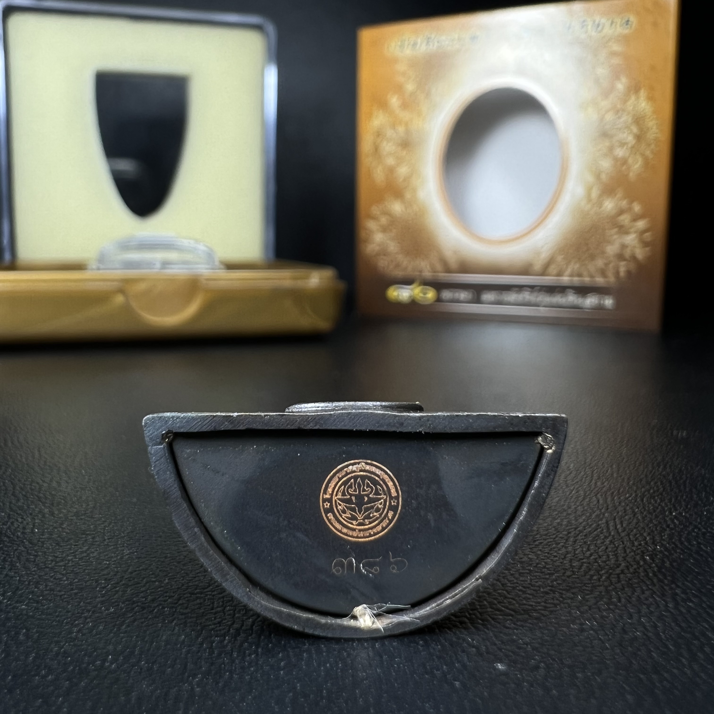 พระพุทธรูปคุ้มเกล้า ภปร. มหามงคล 80พรรษา “รุ่นเย็นศิระเพราะพระบริบาล 80พรรษา มหากษัตริย์คู่แผ่นดินสยาม” เนื้อนวโลหะรมดำ พิมพ์ใหญ่ ขนาด 18*35 มม.(โลหะชนวนพระ ภ.ป.ร.2508 และผงตะไบพระกริ่งปวเรศ 2530 มาร่วมในการจัดสร้างด้วย)