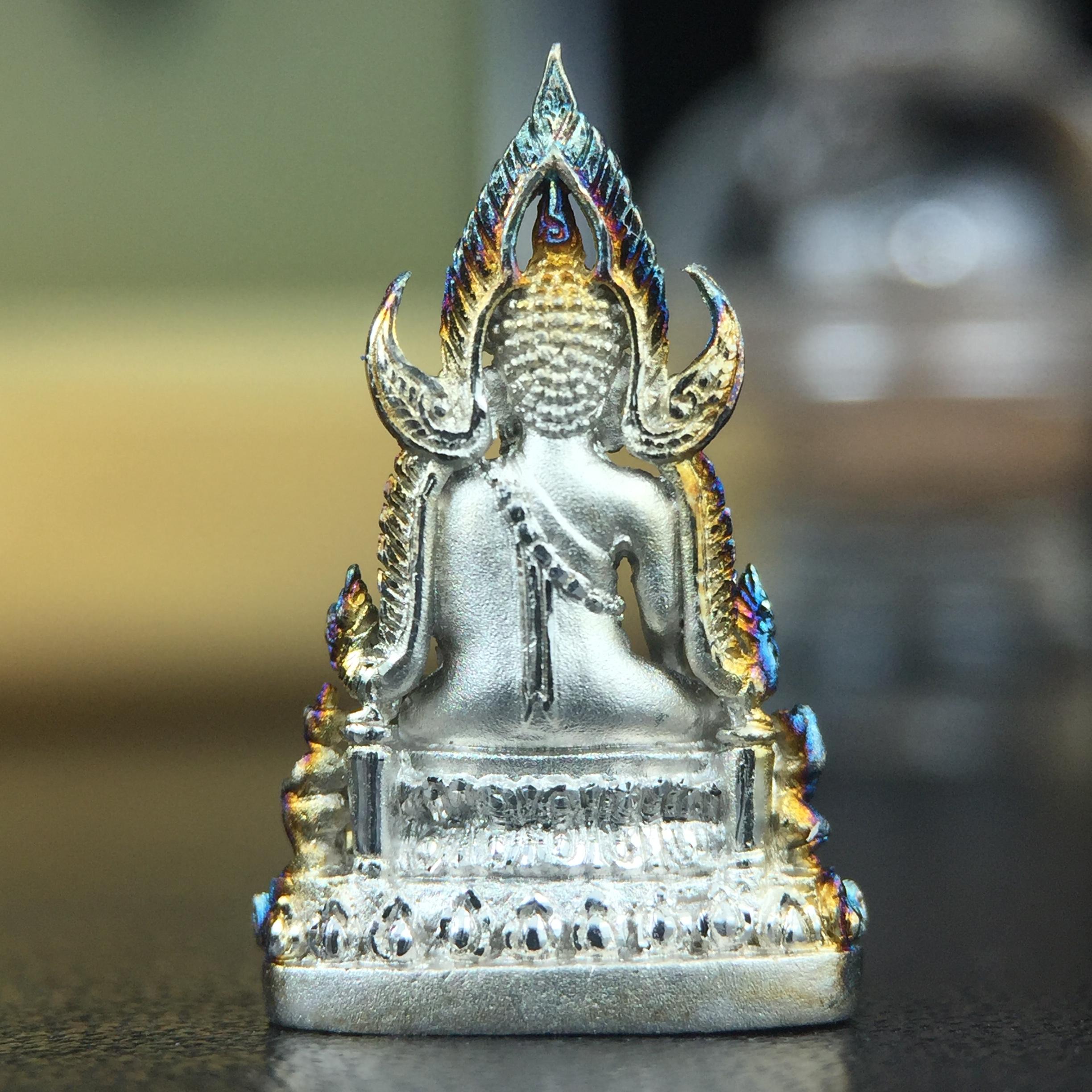 พระพุทธชินราช(จำลอง) ภปร. 84 พรรษา เนื้อเงินชุบทองคำขาว พิมพ์เล็กขนาดหน้าตัก 1/4 นิ้ว (สภาพผิวเดิมสวย ขึ้นสีรุ้งธรรมชาติ แบบนิยม)(พระราชทานมวลสาร จิตรลดาและเส้นพระเจ้า(เส้นผม))พุทธศิลป์ทรงคุณค่าอีกหนึ่งรุ่นยอดนิยม