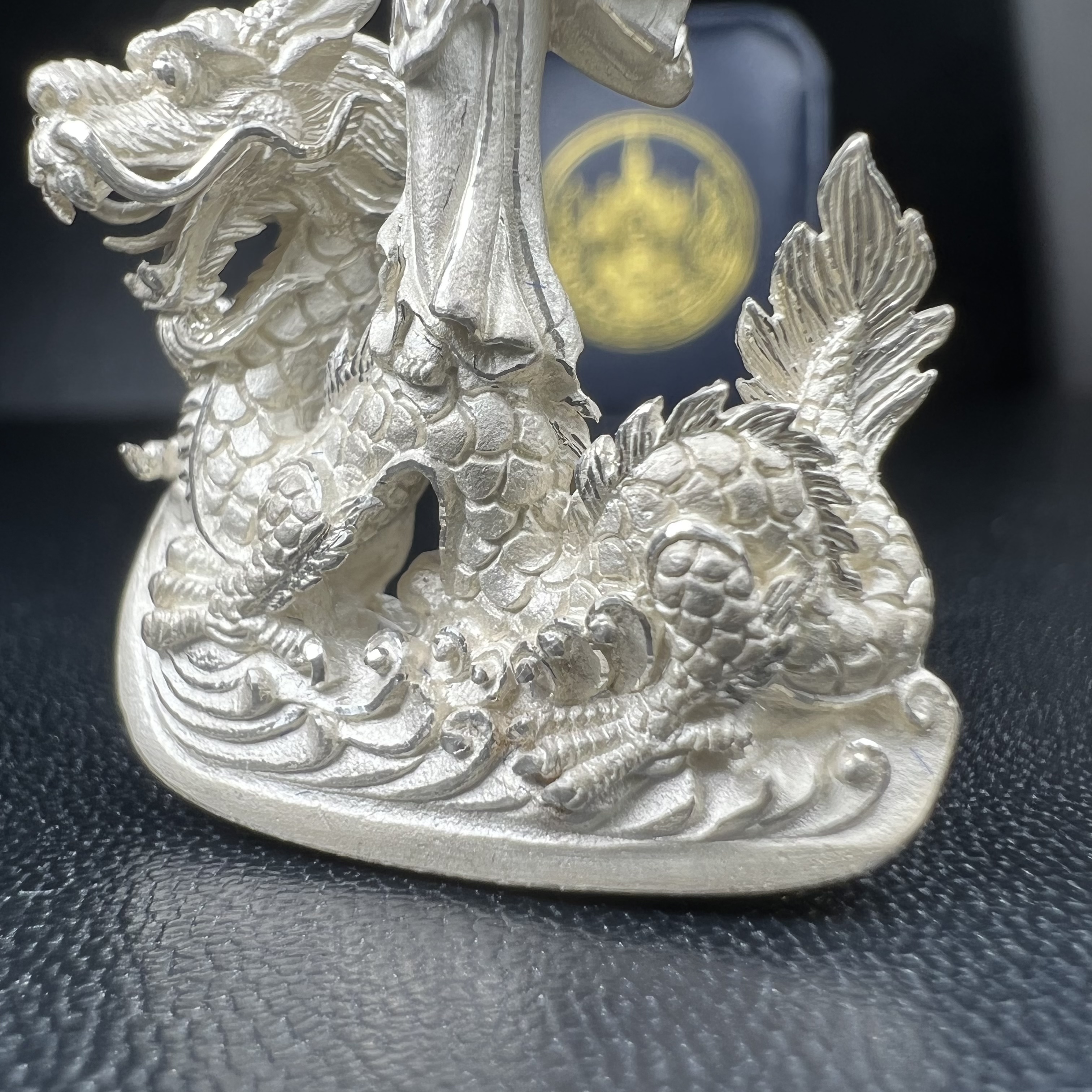 รูปหล่อลอยองค์พระโพธิสัตว์กวนอิม ทรงประทับมังกร จ.ระนอง เนื้อเงิน พิมพ์ใหญ่(สภาพผิว สวยงดงาม ทรงคุณค่า) เฉลิมฉลองในวโรกาสที่พระบาทสมเด็จพระเจ้าอยู่หัวทรงครองสิริราชสมบัติครบ 50 ปี จ.ระนอง พ.ศ.2539