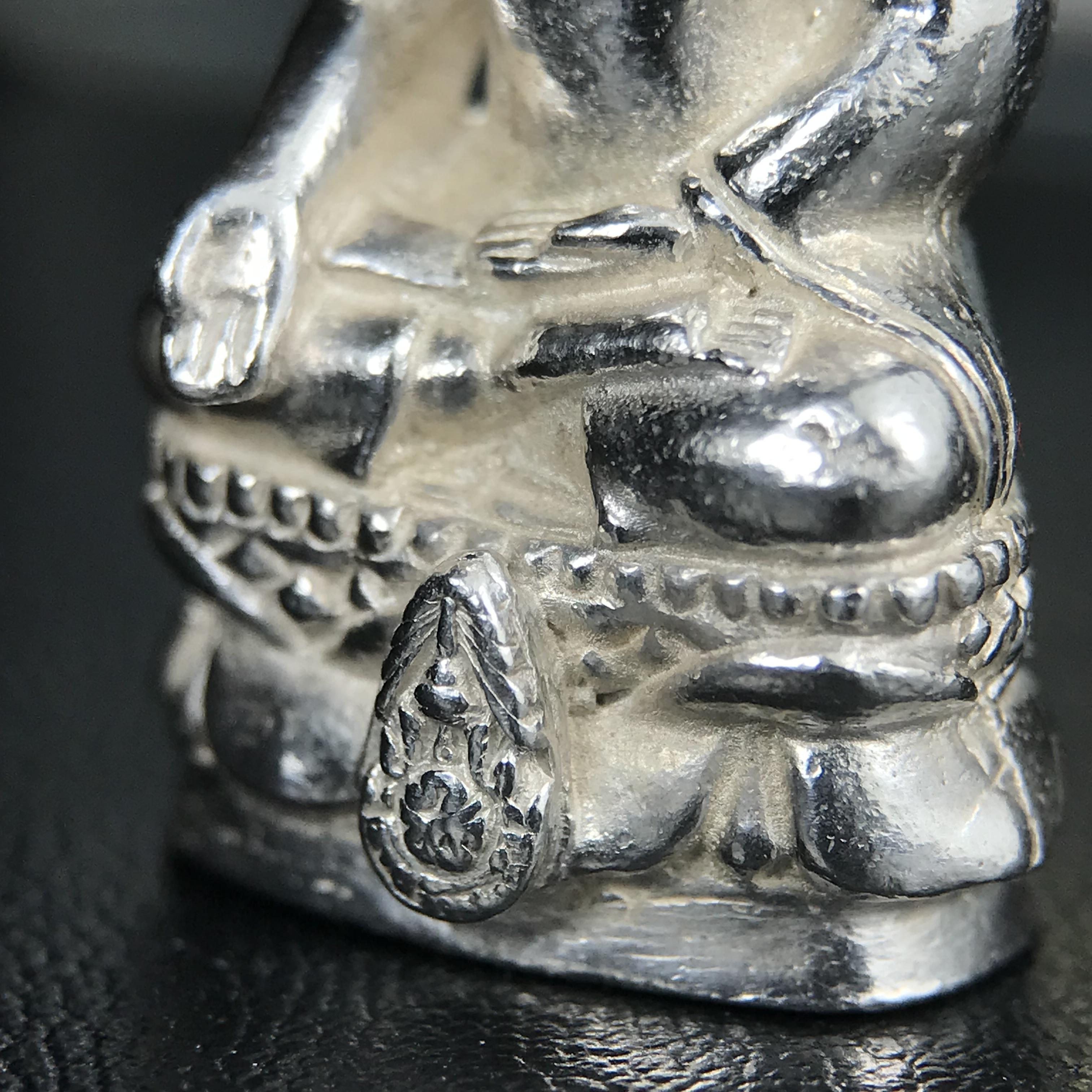 พระกริ่งไพรีพินาศ รุ่น ภปร. ราชวิทยาลัย ปี 2535 เนื้อเงิน(สภาพผิวขาวสวยใส)(ตอกโค้ดพระนามย่อ ญสส ใต้เศวตรฉัตร และ พระปรมาภิไธยย่อ ภปร.) ปลุกเสกโดยหลวงพ่อเปิ่น วัดบางพระและสมเด็จพระญาณสังวร สมเด็จพระสังฆราช วัดบวรนิเวศวิหาร(1 ใน 2535 องค์)