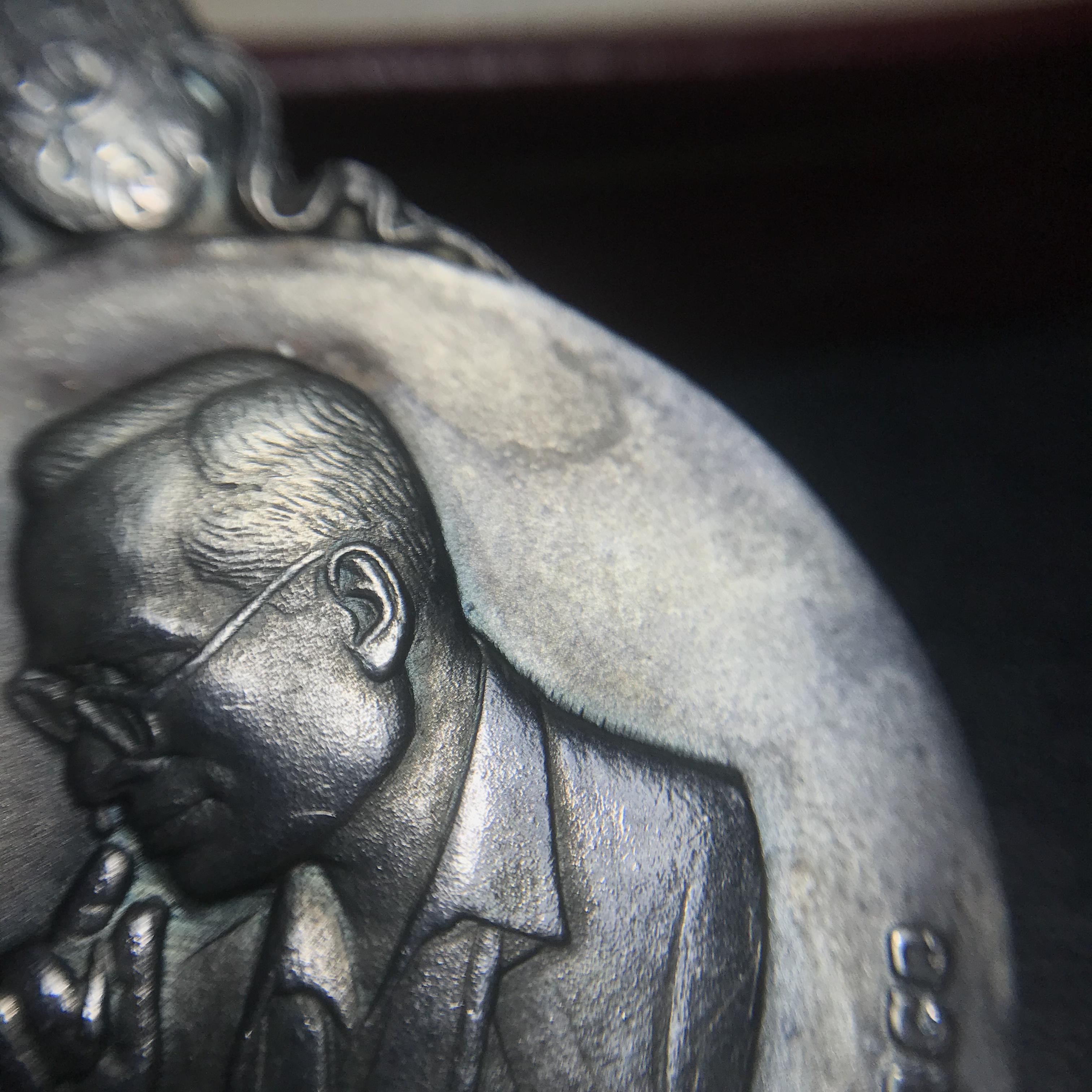 เหรียญพระมหาชนก ปี2539(รุ่นแรก) เนื้อเงิน พิมพ์ใหญ่บล็อกนิยมหายากสุดในรุ่น(วงเดือน คอจุด) ผิวเดิมสีรุ้งธรรมชาติแบบนิยม พร้อมหนังสือสภาพสวยครบชุด