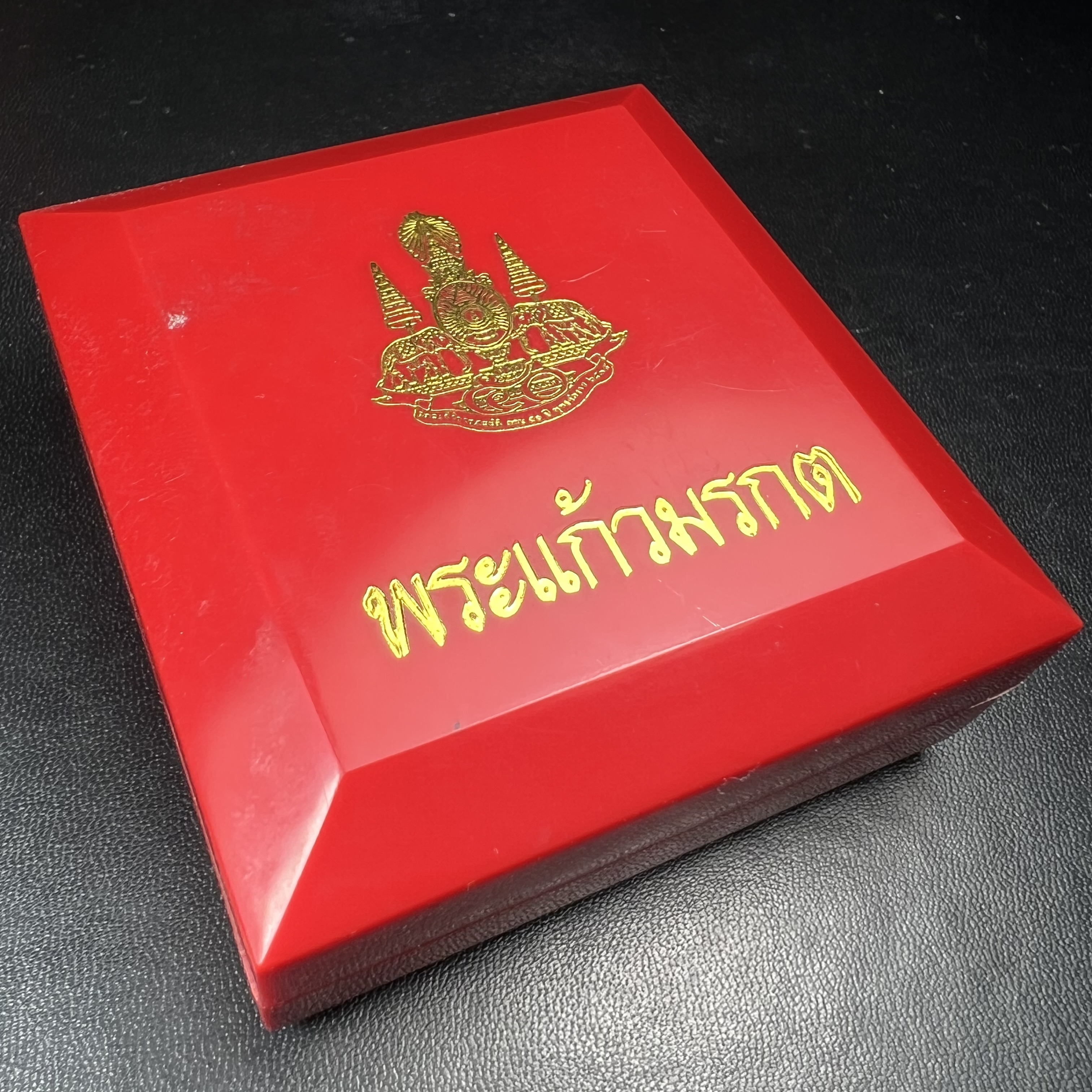 พระแก้วมรกต รุ่นเทิดพระเกียรติ พิธีมหาพุทธาภิเษก ณ.วัดพระศรีรัตนศาสดาราม(วัดพระแก้ว) วันเสาร์ที่ 26 เม .ย. 2540 (พิธีใหญ่เสาร์ห้า) ชุด 3 ฤดู (1 ชุด 3 องค์)เนื้อเงินครบชุดพร้อมกล่องบรรจุเดิม***เนื้อเงินหายากพบเจอน้อย***(หลวงพ่อ รวย เพิ่ม พูน ร่วมเสก)