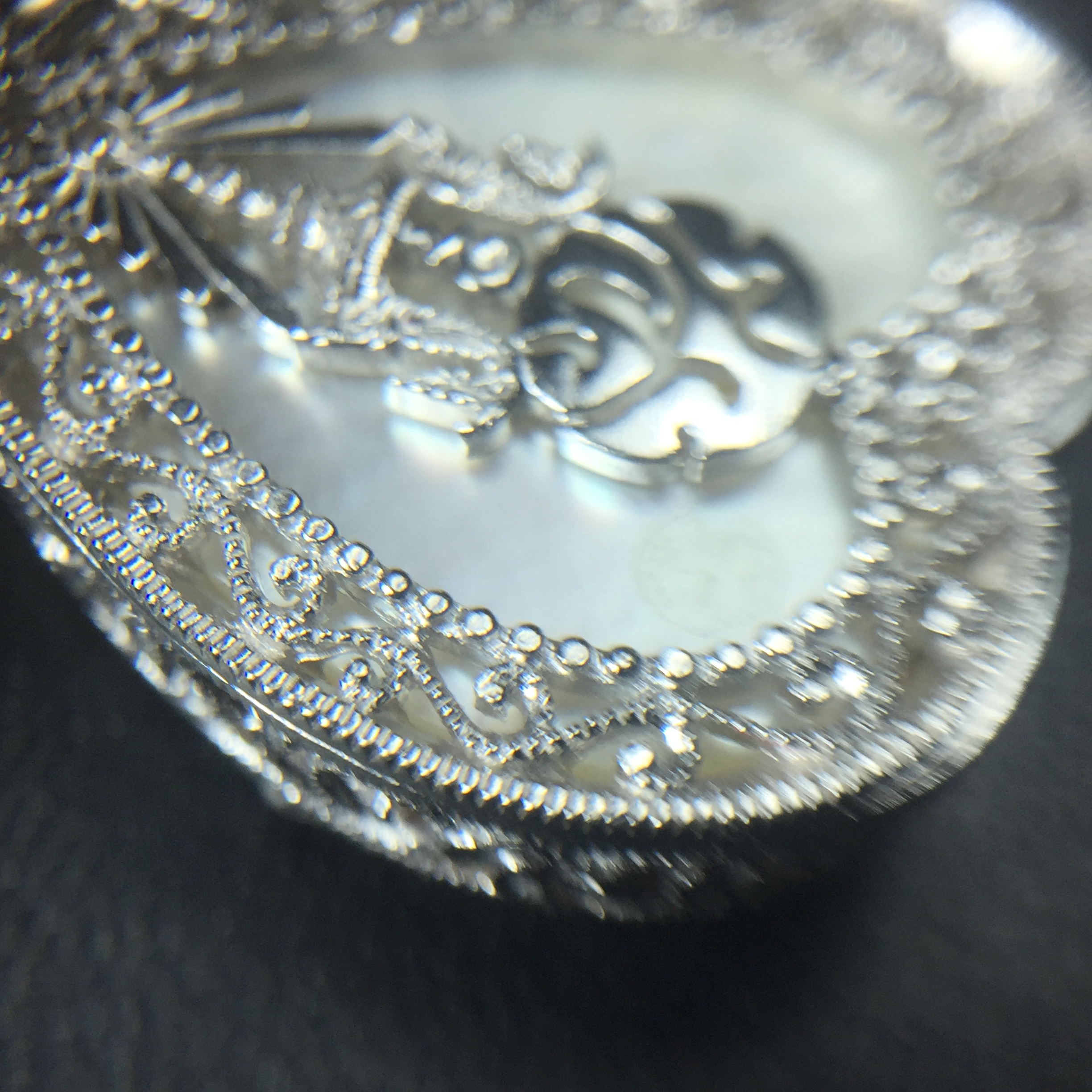 พระพุทธชินราช ภปร. โครงการ "เพราะแผ่นดินนี้ คือ แผ่นดินเกิด" ปี2548(รุ่นแรก) เหรียญทรงใบโพธิ์ ขนาด 21 x 29 มม. เนื้อเงินสามกษัตริย์ องค์พระชุบสามกษัตริย์ ล้อมด้วยกรอบเงินชุบทองคำขาวสลักเสลาเป็นลวดลายละเอียดอ่อน ส่วนพื้นองค์พระเป็นเปลือกหอยมุข