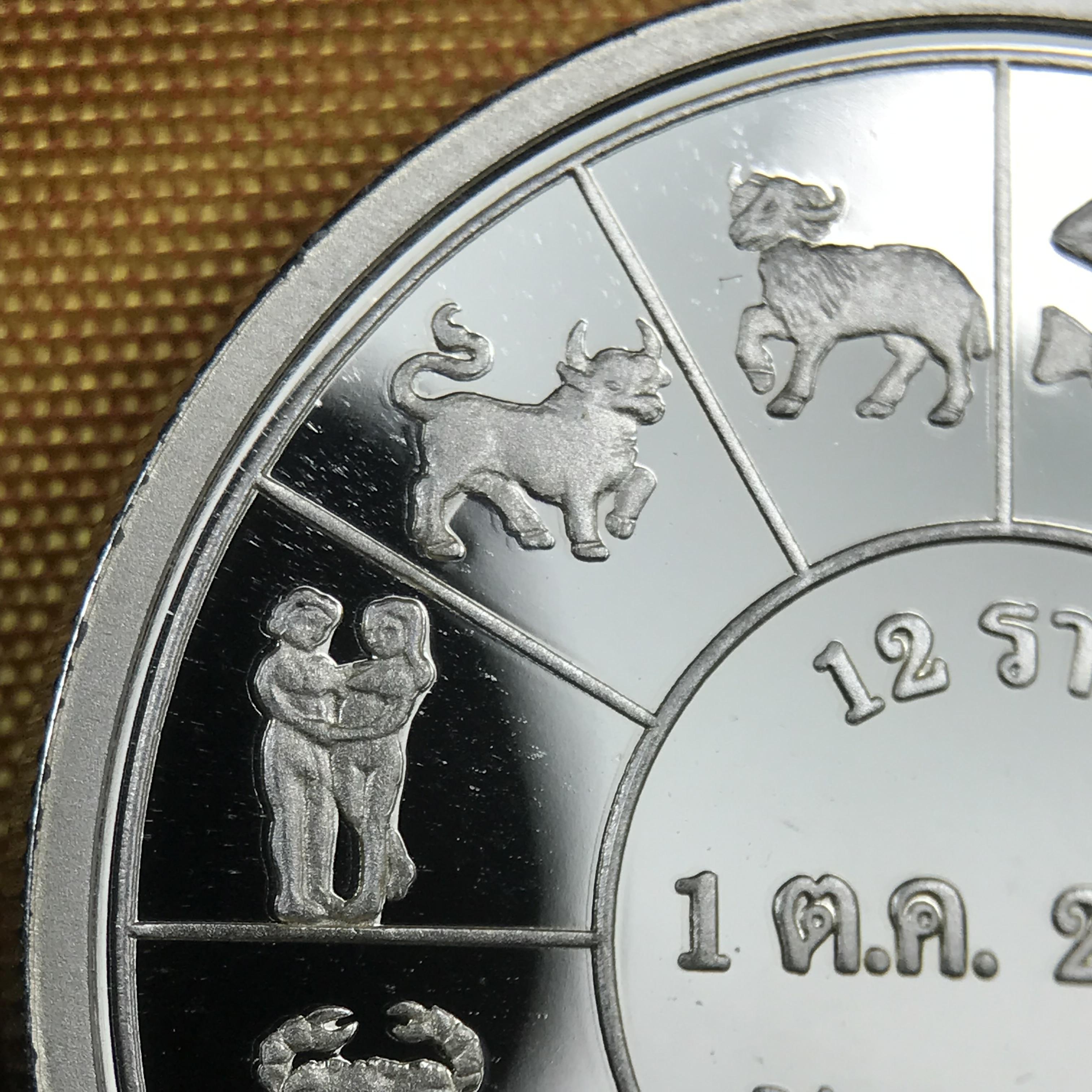 เหรียญรัชกาลที่ 5 หลัง 12 นักษัตริย์ รุ่นมหาลาภ ปี 2539 เนื้อเงินขัดเงา บล็อกนอก(เพิร์ธ)ออสเตรเรีย ขนาด 3.2 ซ.ม. กล่องบรรจุเดิมครบสมบูรณ์สวยงาม พิธีพุทธาภิเษก ณ.พระอุโบสถ วัดพระแก้ว สมเด็จพระญาณสังวร สมเด็จพระสังฆราช เป็นประธานพิธี