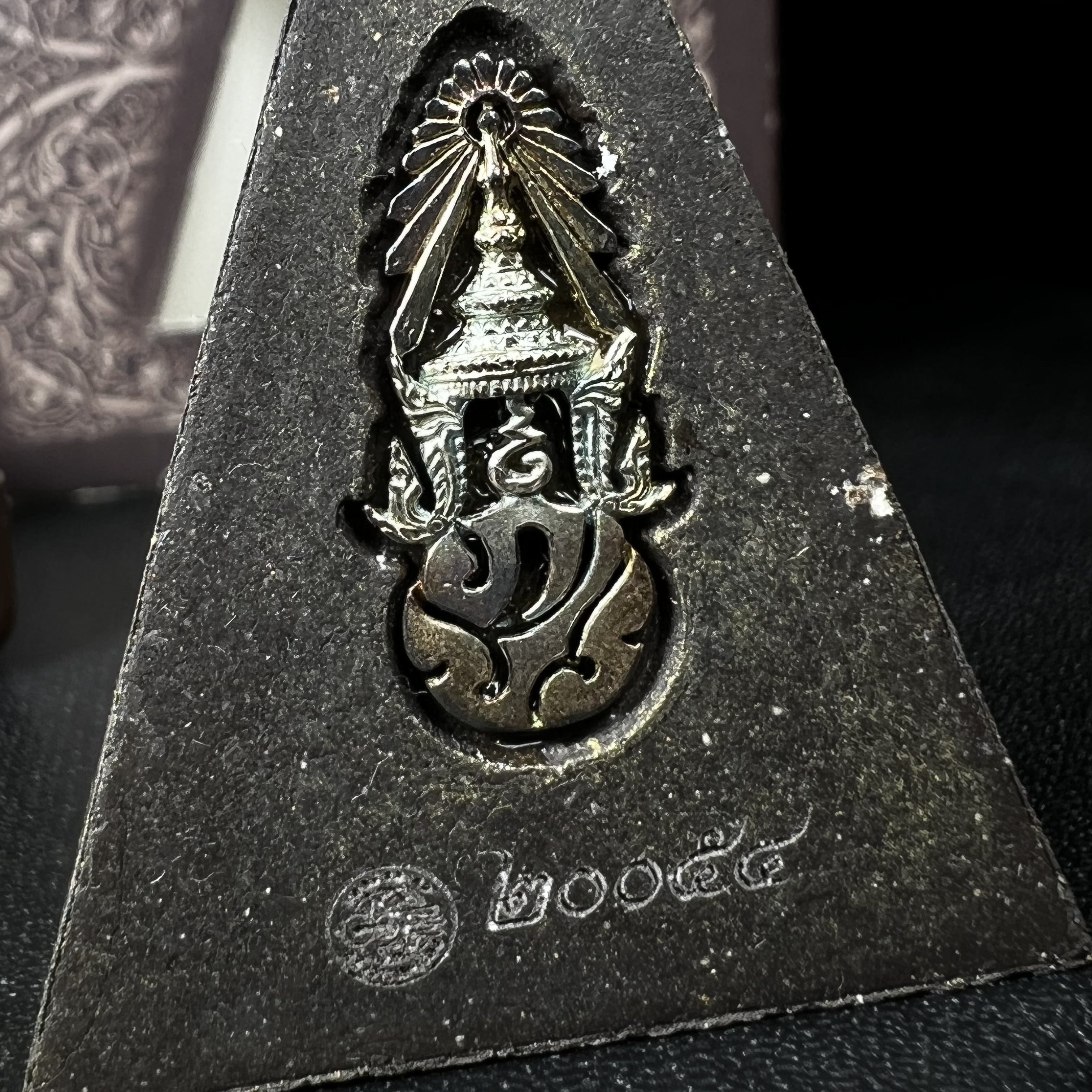 พระพุทธชินราช ภปร. โครงการ "เพราะแผ่นดินนี้ คือ แผ่นดินเกิด" ปี2548(รุ่นแรก) พระผงหลัง ภ.ป.ร. เงิน (พระราชทานเส้นพระเจ้า (เส้นผม)และมวลสารจิตรลดา)