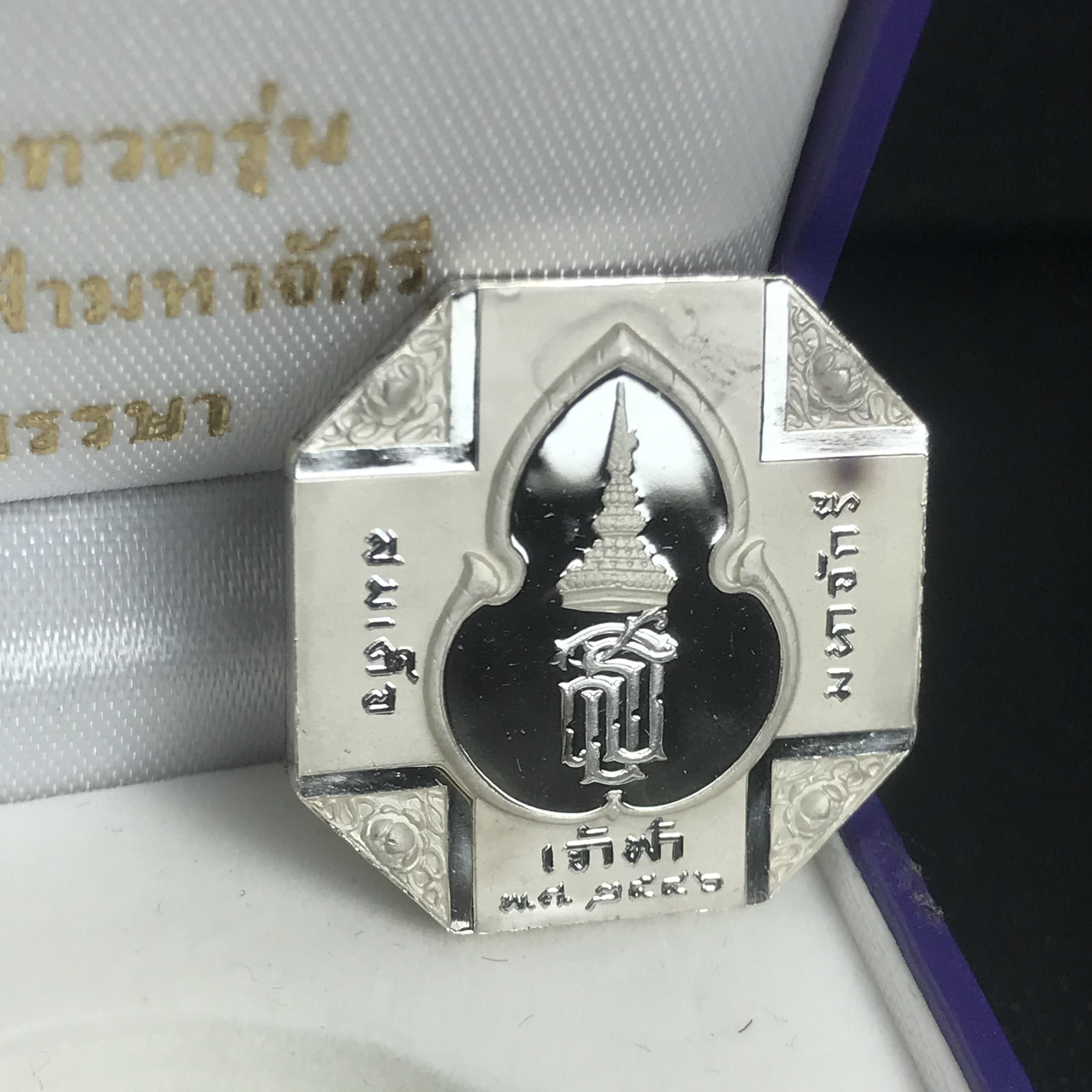เหรียญหลวงพ่อทวด รุ่นสมเด็จเจ้าฟ้ามหาจักรี 48พรรษา โดยสภากาชาดไทย ปี2546 เนื้อเงินเดี่ยว ขนาด 2.8 ซม.พร้อมกล่องบรรจุเดิมสวยงาม