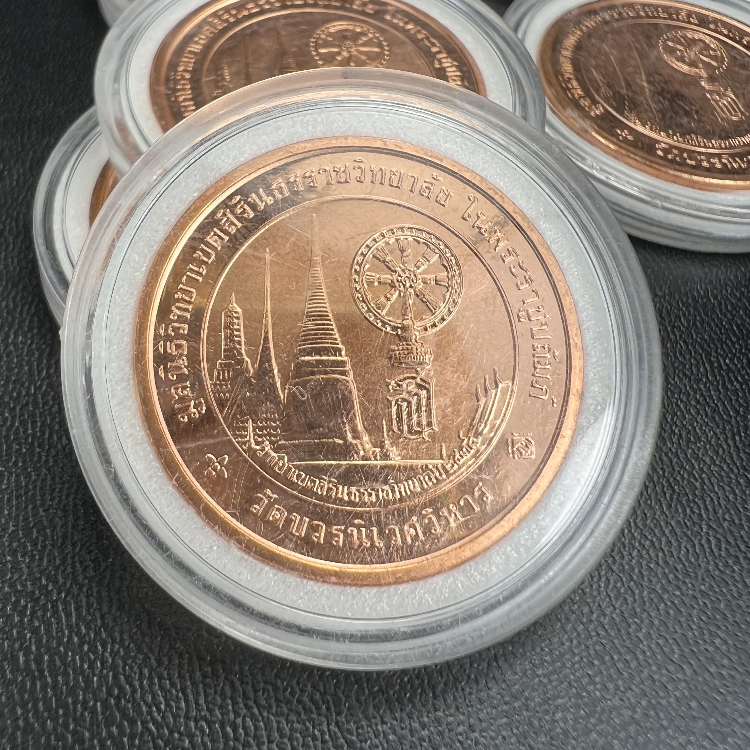 เหรียญพระแก้วมรกต ทรงเครื่องฤดูหนาว หลัง สธ.รุ่นเฉลิมพระเกียรติ ออกโดยมูลนิธิวิทยาเขตสิรินธรราชวิทยาลัย ในพระบรมราชูปถัมภ์ วัดบวรนิเวศวิหาร ปี 2538 เนื้อทองแดงบริสุทธิ์ 99.50% ขัดเงาสามมิติ ขนาด 2.7 ซม.ผลิตโดยโรงกษาปณ์ POB JOY MINT LTD.UK ประเทศอังกฤษ(เหร