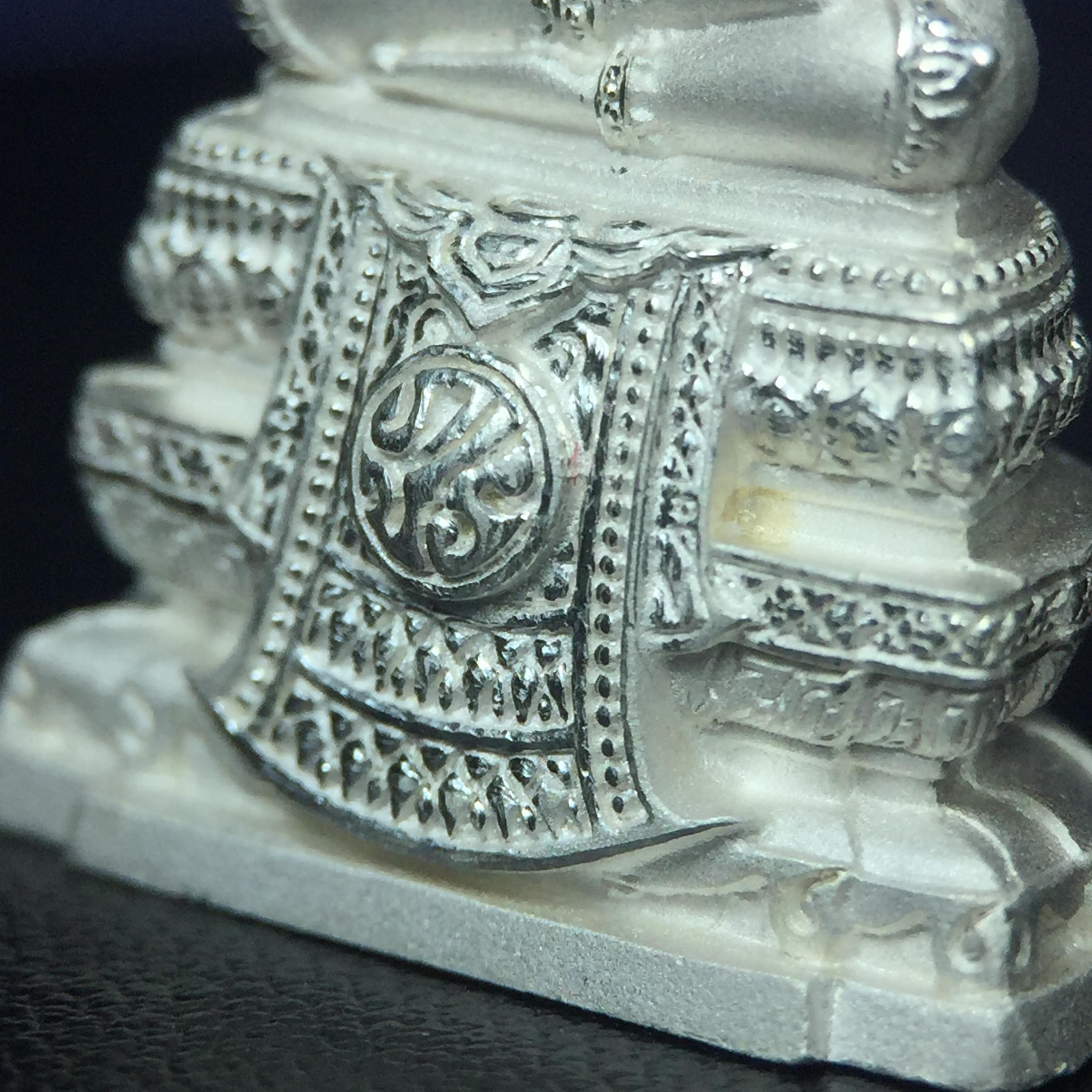 พระแก้วมรกต ภปร. ปี2547 จัดสร้างโดย รพ.ภูมิพลฯ เนื้อเงิน ลอยองค์ หน้าตัก 1/2 นิ้ว งดงามทรงคุณค่าอีกหนึ่งรุ่นยอดนิยม หายาก(1ใน3000องค์)