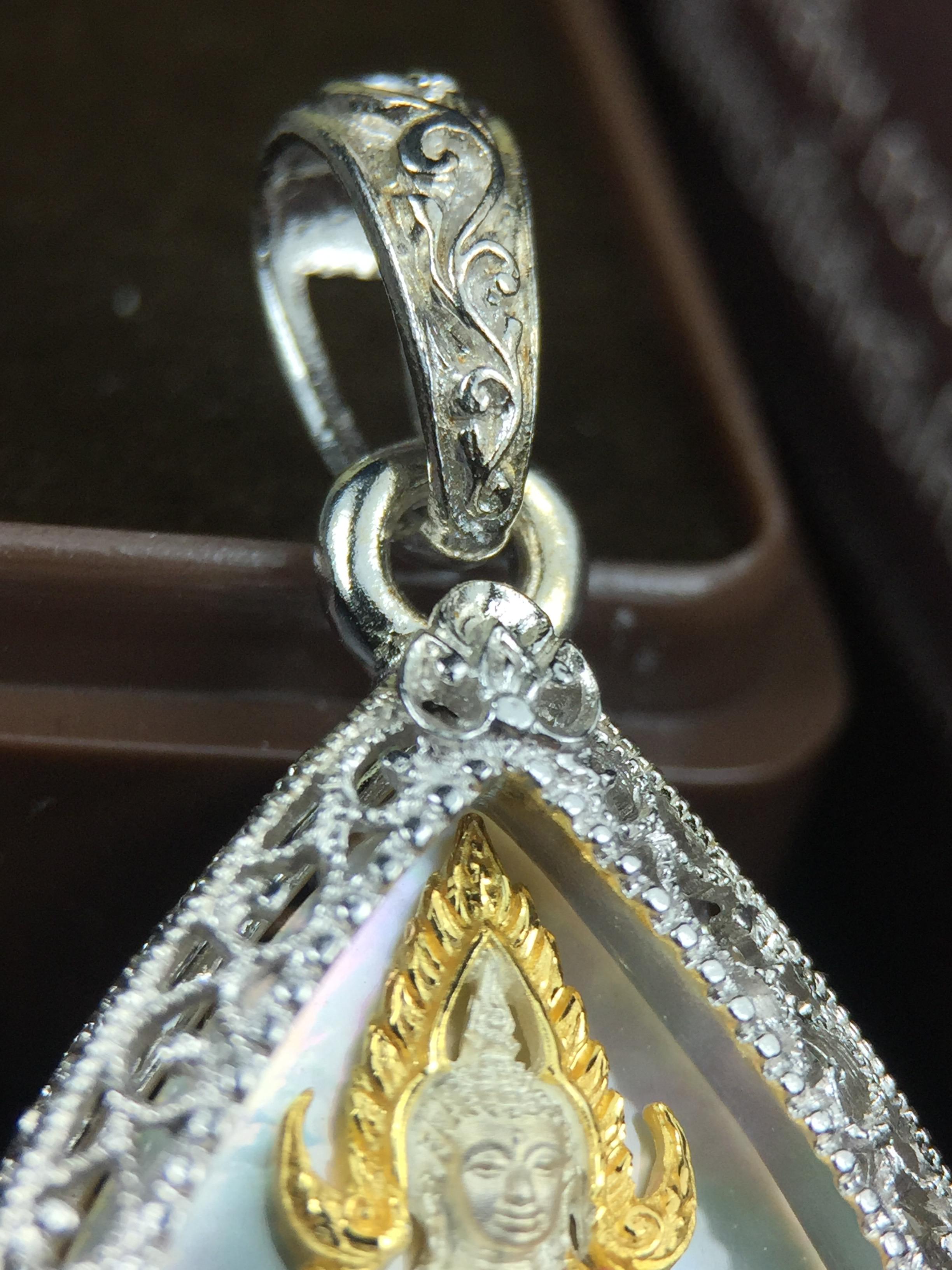 พระพุทธชินราช ภปร. โครงการ "เพราะแผ่นดินนี้ คือ แผ่นดินเกิด" ปี2548(รุ่นแรก) เหรียญทรงใบโพธิ์ ขนาด 21 x 29 มม. เนื้อเงินสามกษัตริย์ องค์พระชุบสามกษัตริย์ ล้อมด้วยกรอบเงินชุบทองคำขาวสลักเสลาเป็นลวดลายละเอียดอ่อน ส่วนพื้นองค์พระเป็นเปลือกหอยมุข