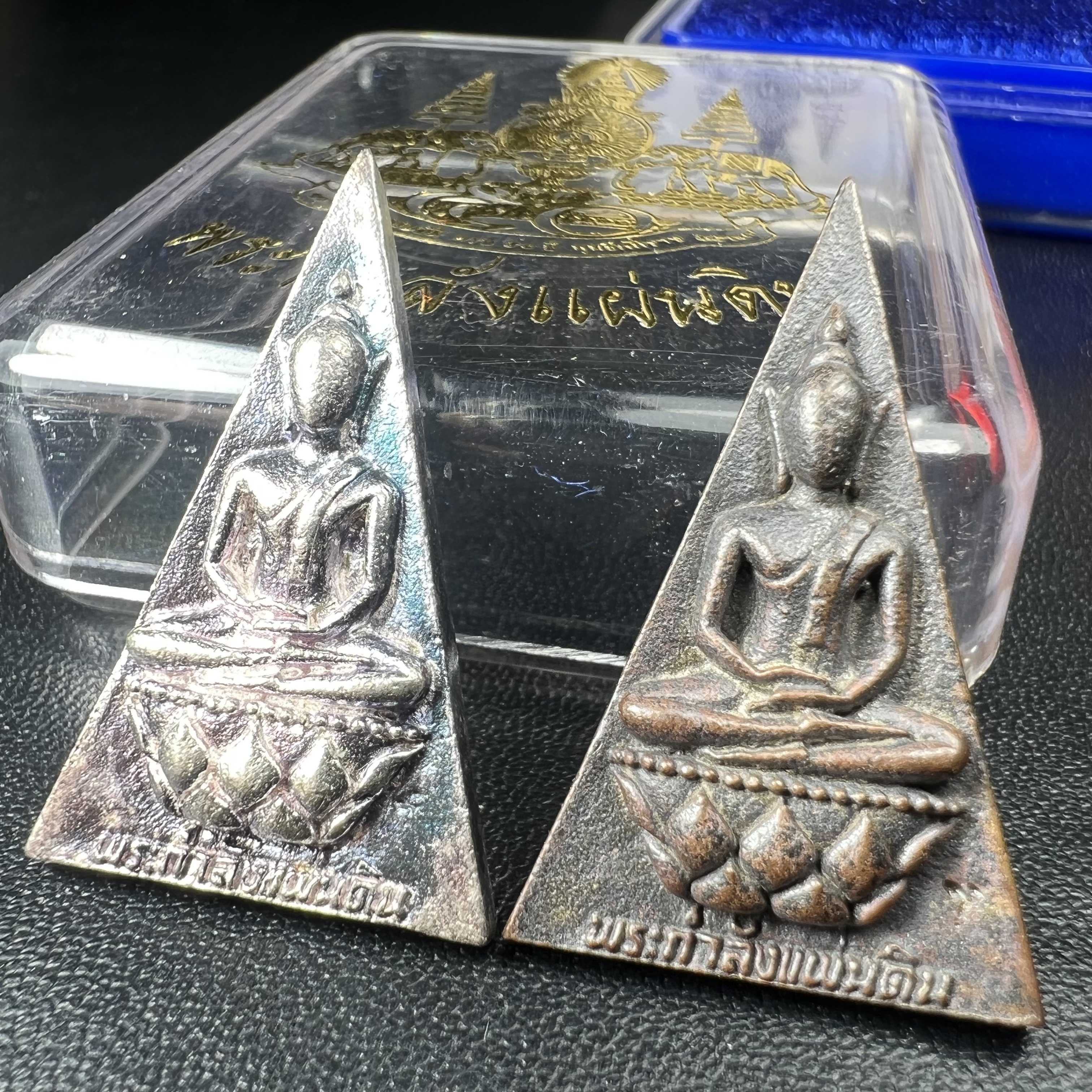 พระกำลังแผ่นดิน (สมเด็จจิตรลดา2) จัดสร้างเฉลิมพระเกียรติ ร.9 ครองราชย์ 50 ปี 2539 เนื้อเงิน(ผิวเดิมกลับดำ รุ้งๆสวย)+เนื้อนวโลหะ(สร้างน้อยหายาก)พร้อมกล่องบรรจุเดิมครบสมบูรณ์(1ใน2539องค์)