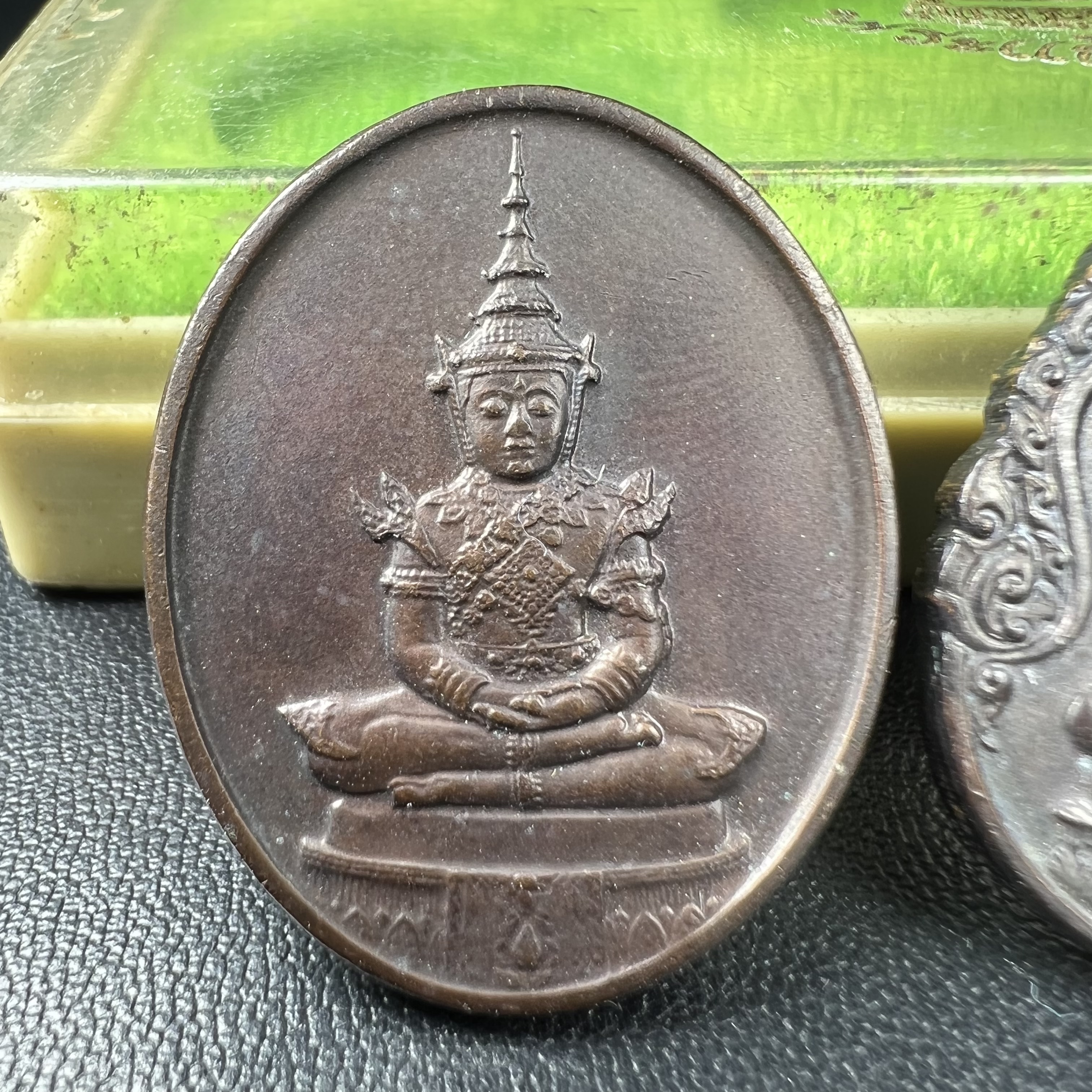 เหรียญพระแก้วมรกตหลัง ภปร. ฉลองกรุงรัตนโกสินทร์ครบ 200 ปี พ.ศ.2525 เนื้อทองแดงกล่องบรรจุเดิมครบ3พิมพ์(บล็อกพระราชศรัธา)(ในหลวงรัชกาลที่9 เสด็จในพิธี)