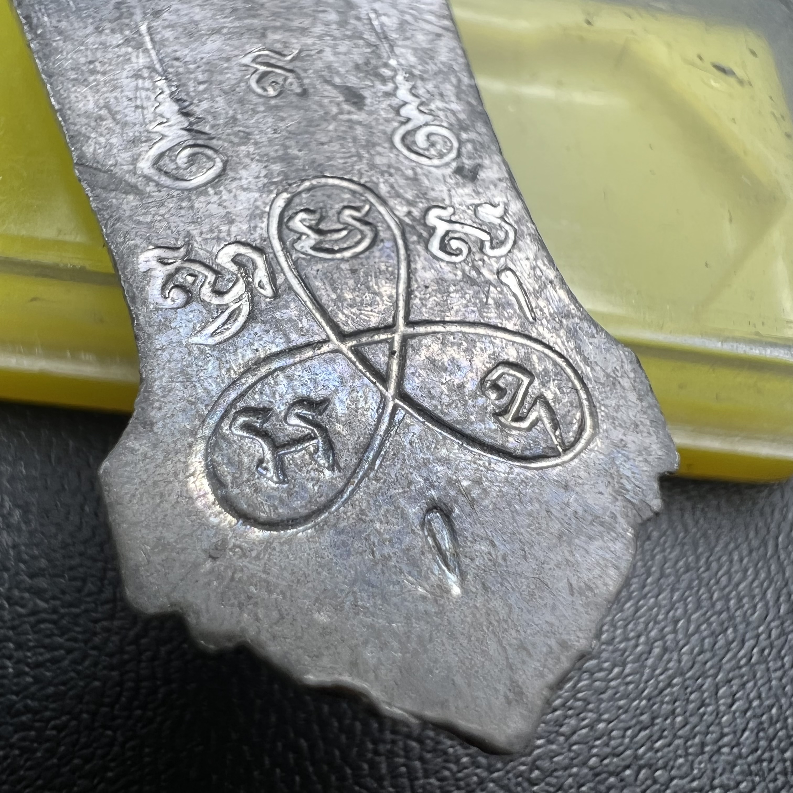 เหรียญพระลีลา 25 พุทธศตวรรษ ปี2500 เนื้อชินดีบุก(พิมพ์หางหงส์ บล็อกมีเขี้ยว)(พระดี พิธีใหญ่ ในหลวง ร.9 เสด็จร่วมพิธี)