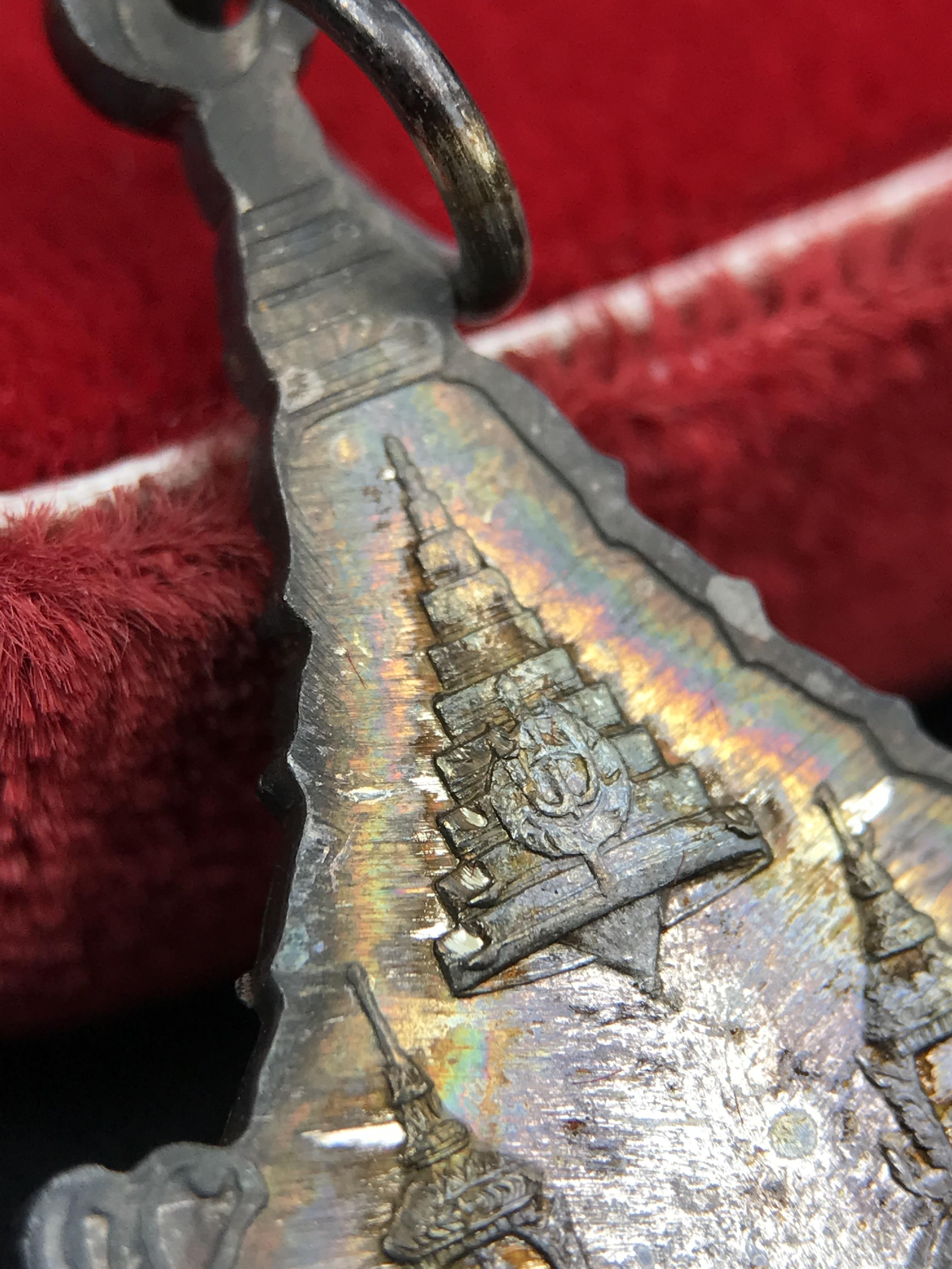 เหรียญพระพุทธญาณนเรศวร์ รุ่นแรก หลังพระปรมาภิไธย ภปร.และ สก.วัดญาณสังวราราม จ.ชลบุรี ปี 2527 เนื้อเงิน(ผิวเดิม ขึ้นรุ้งผิวน้ำทองกระจายทั่วเหรียญสวยมาก)ขนาด 2.3 x 3.8 ซม. พร้อมกล่องเดิม สมเด็จพระญาณสังวร ประธานในพิธีมหาพุทธาภิเษก(เนื้อเงินพบเจอน้อย หายาก)