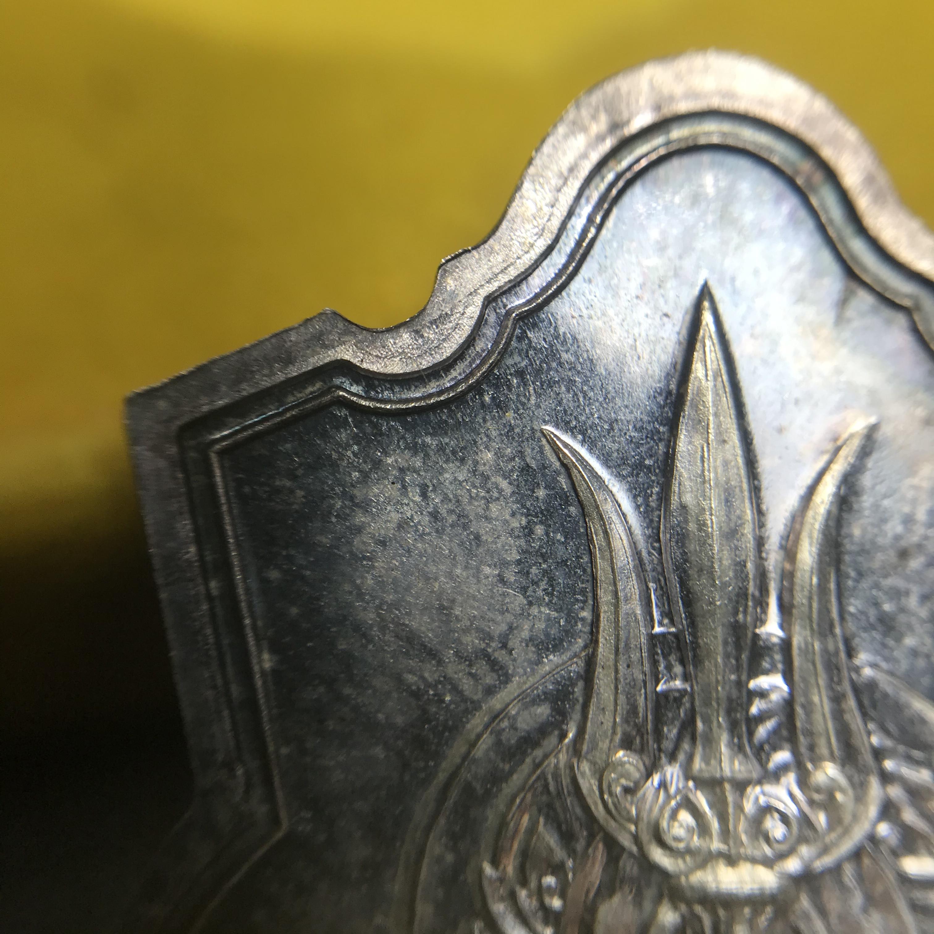 เหรียญพระบาทสมเด็จพระเจ้าอยู่หัว รัชกาลที่9ประทับนั่งบัลลังก์ กระทรวงมหาดไทยจัดสร้าง ปี2539 เนื้อเงินกล่องบรรจุเดิมสภาพสวย เนื้อเงินผิวเดิมขึ้นสีรุ้งธรรมชาติ แบบนิยม หายาก