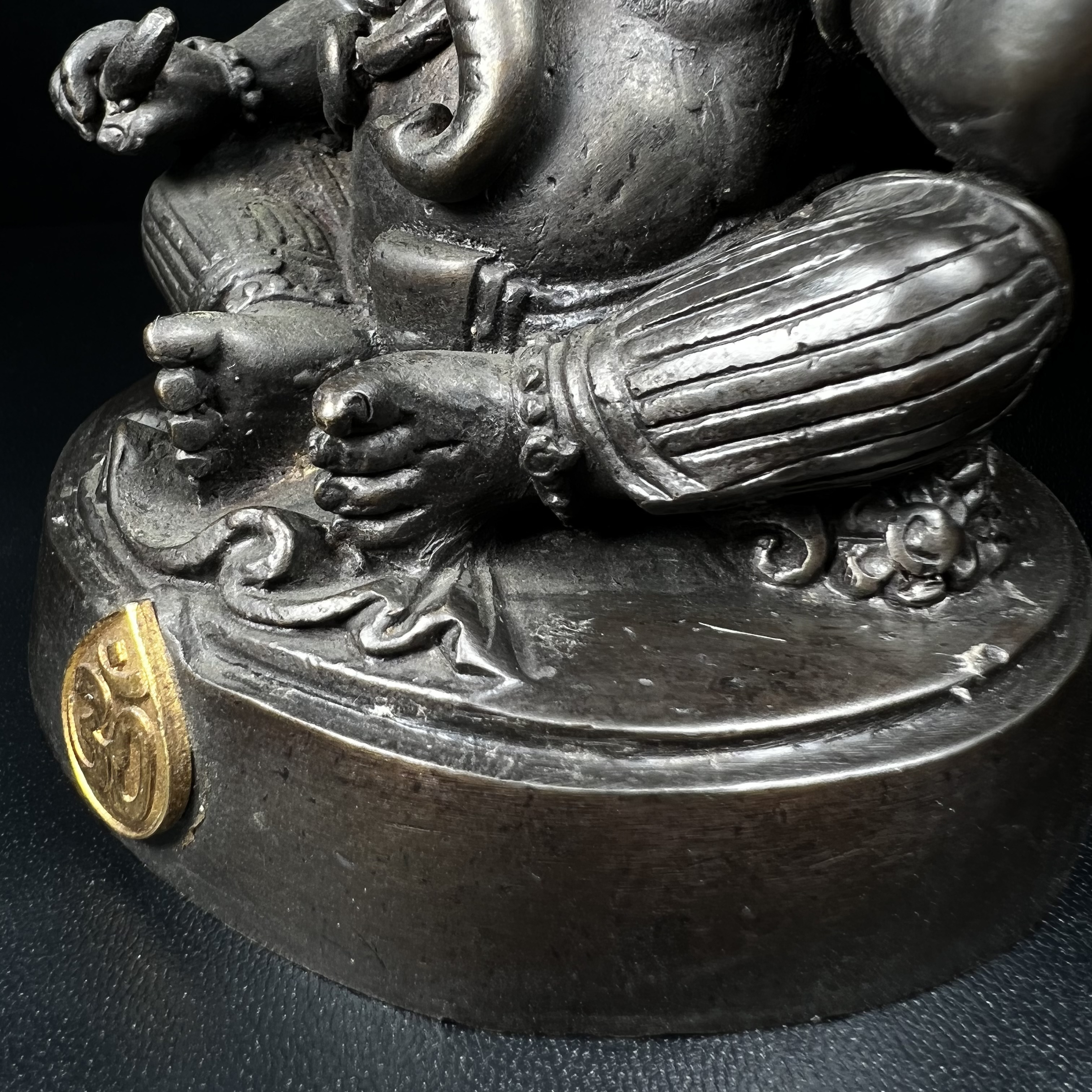 พระพิฆเนศ กรมศิลปากร ปี2547 ขนาดบูชาหน้าตัก 3 นิ้ว โลหะผสมเนื้อดี มีโค๊ดหมายเลขกำกับNo.821 (1 ใน 5000 องค์)รุ่นยอดนิยมหายาก