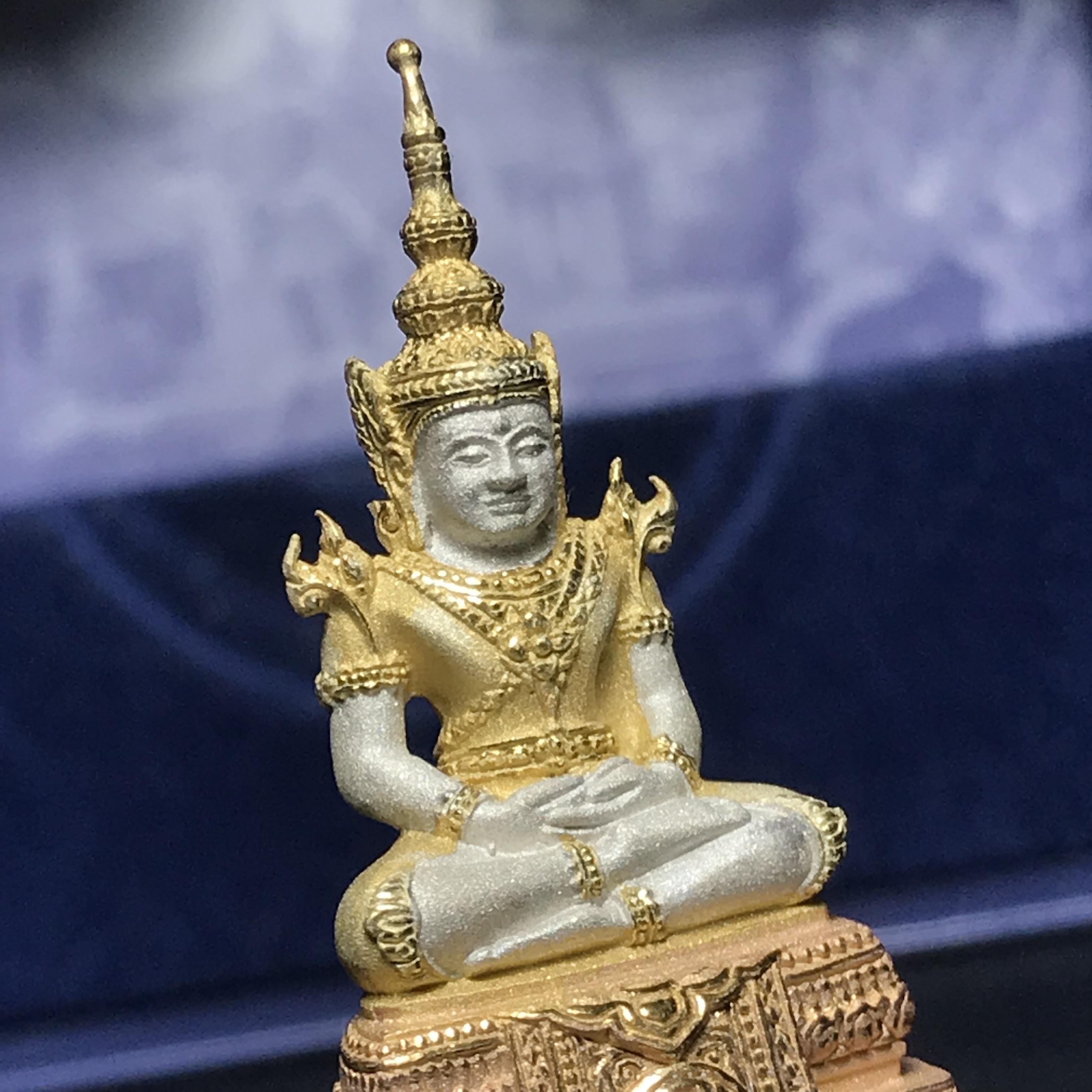 พระแก้วมรกต ภปร. ปี2547 จัดสร้างโดย รพ.ภูมิพลฯ เนื้อเงิน (3 กษัตริย์)ลอยองค์ หน้าตัก 1/2 นิ้ว(1ใน3000องค์)