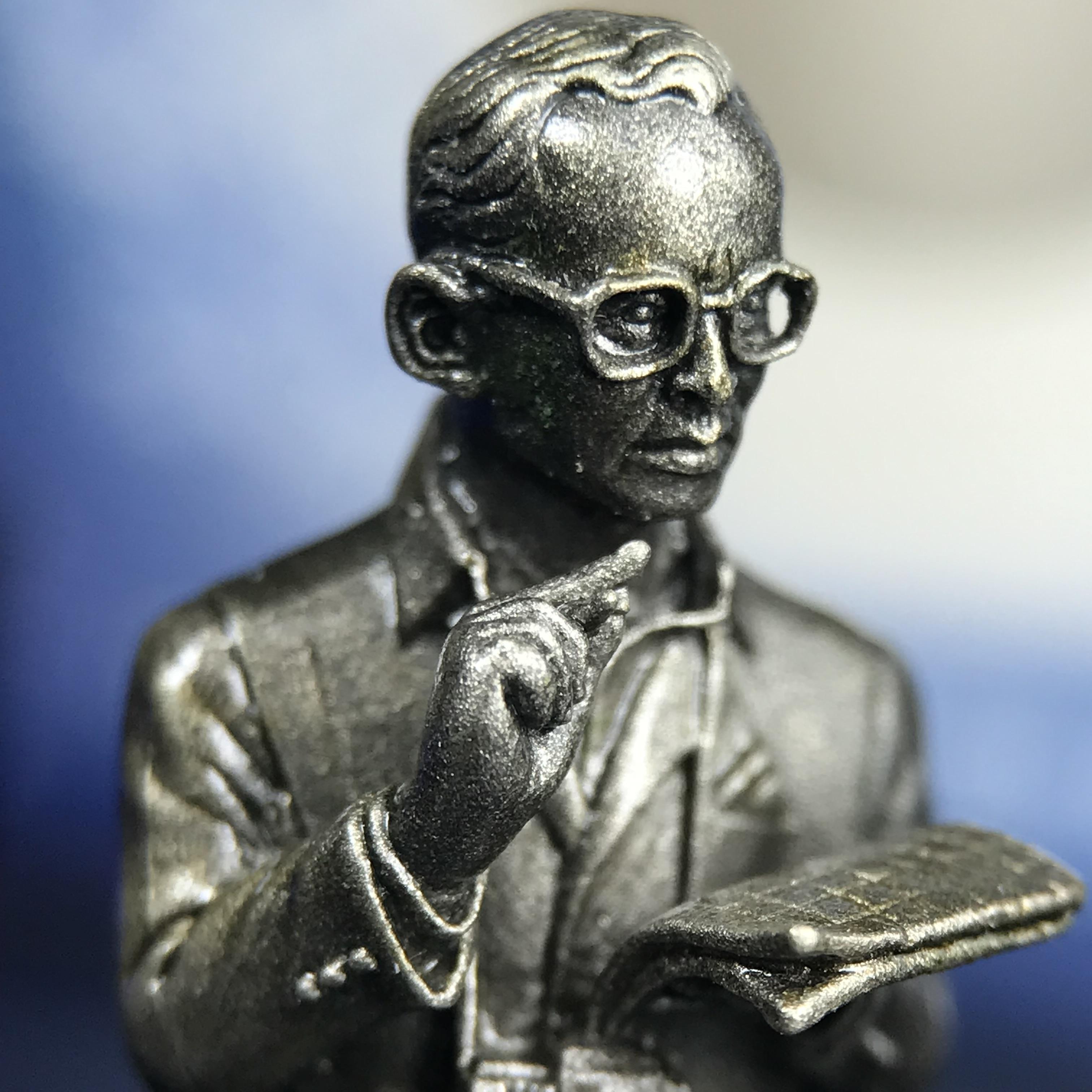 พระบรมรูปพระบาทสมเด็จพระเจ้าอยู่หัวรัชกาลที่ 9(ทรงงาน) ภปร. รุ่นเพราะแผ่นดินนี้คือแผ่นดินเกิด ปี 2551 ขนาดสูง 1 นิ้ว เนื้อบรอนซ์ชุบเงินรมดำ(ด้านหน้า ฐานพระบรมรูปฯ ประดิษฐานอักษรพระปรมาภิไธย ภ.ป.ร.)นิยมหายาก***รุ่นตรา ภปร. พบเจอน้อยมาก****