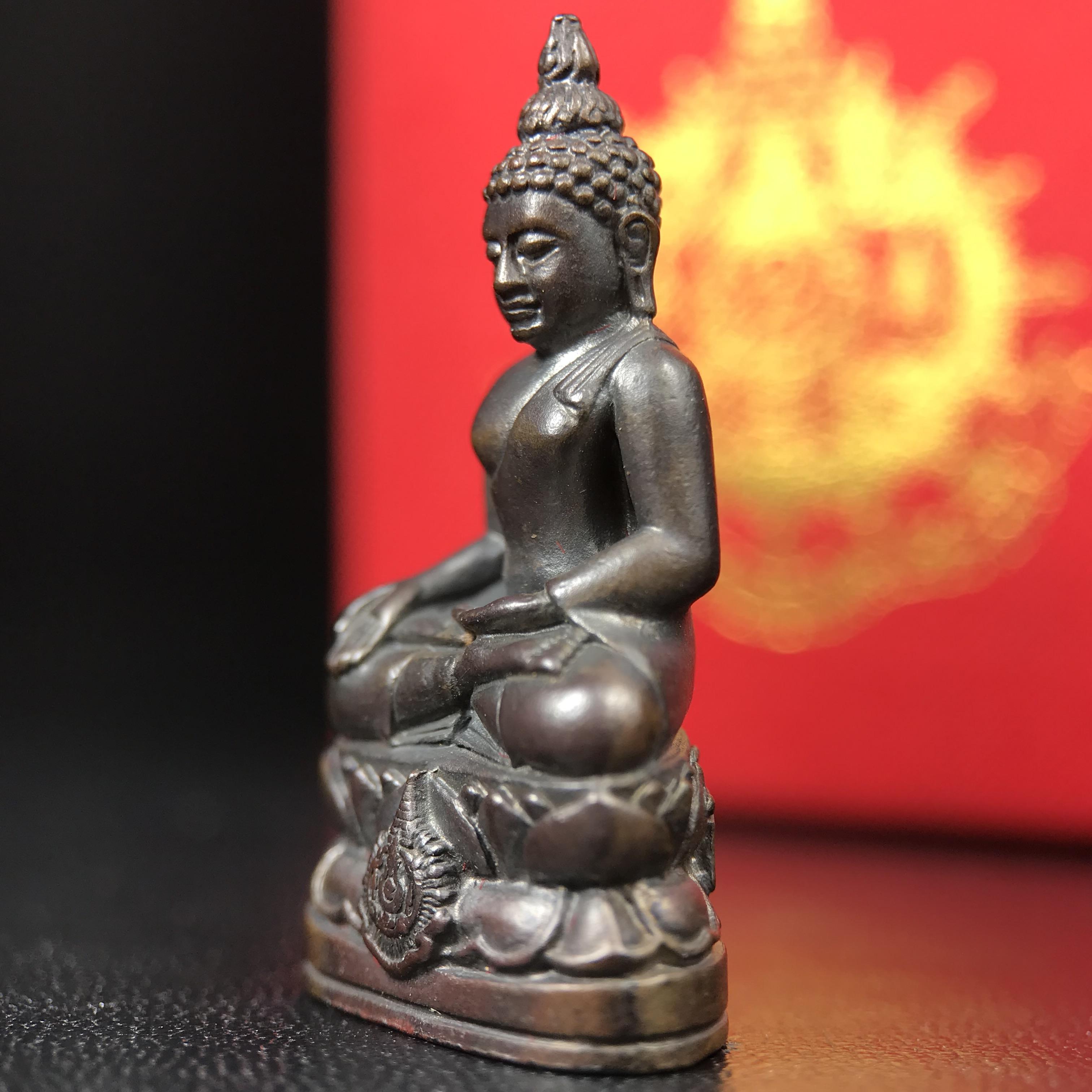 พระกริ่งไพรีพินาศ บรรจุเหล็กไหล ครั้งแรกและครั้งเดียวในประวัติศาสตร์ เฉลิมพระเกียรติ พระบาทสมเด็จพระเจ้าอยู่หัวรัชกาลที่9 พระชนมพรรษา 6 รอบ ปี2542 เนื้อนวโลหะผสมทองคำ(บรรจุเหล็กไหล)ดีนอก-ดีใน พิธีใหญ่ มวลสารเด่น (หายาก)