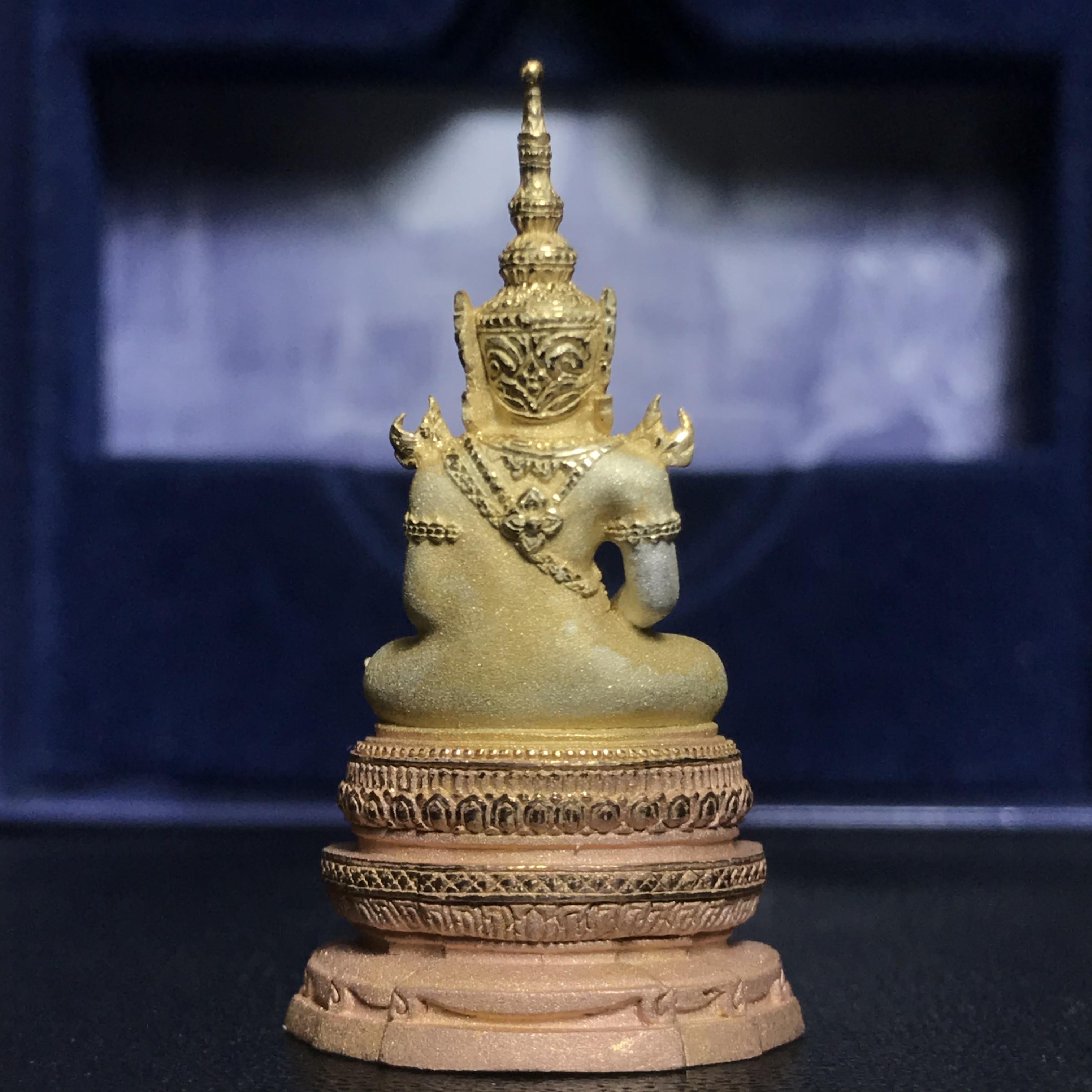 พระแก้วมรกต ภปร. ปี2547 จัดสร้างโดย รพ.ภูมิพลฯ เนื้อเงิน (3 กษัตริย์)ลอยองค์ หน้าตัก 1/2 นิ้ว(1ใน3000องค์)