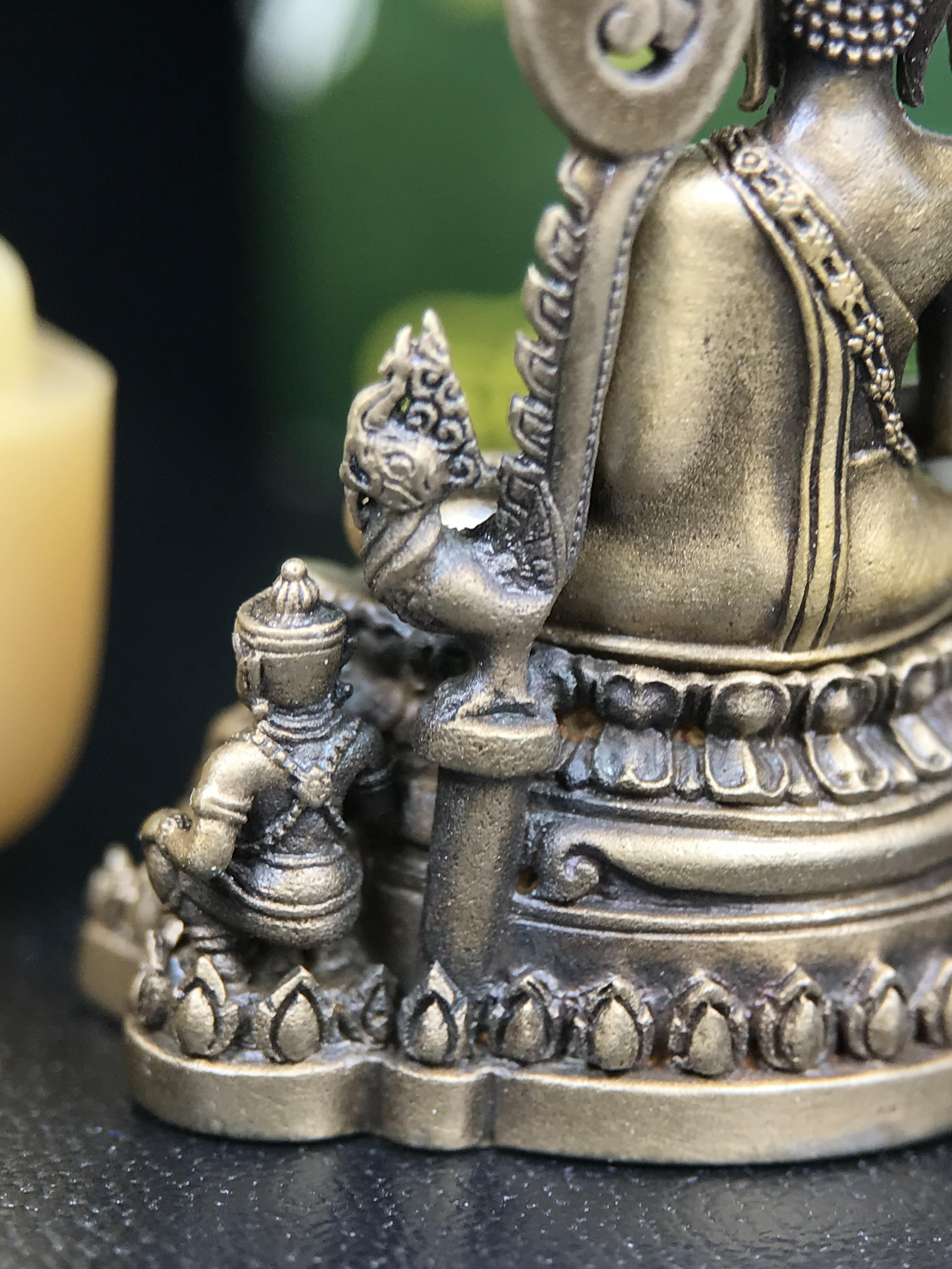 พระพุทธชินราช ภปร. 84 พรรษาในหลวงรัชกาลที่ 9 ปี 2554 พิมพ์กลางขนาดหน้าตัก 1/2 นิ้ว(สูง 3.8 ซม.) เนื้อบรอนซ์รมดำซาติน(สภาพผิวเดิมสวย) (พระราชทานมวลสาร จิตรลดาและเส้นพระเจ้า(เส้นผม)รัชกาลที่9)พุทธศิลป์ทรงคุณค่าอีกหนึ่งรุ่นยอดนิยม(องค์หมายเลข ๑๙๘๑)