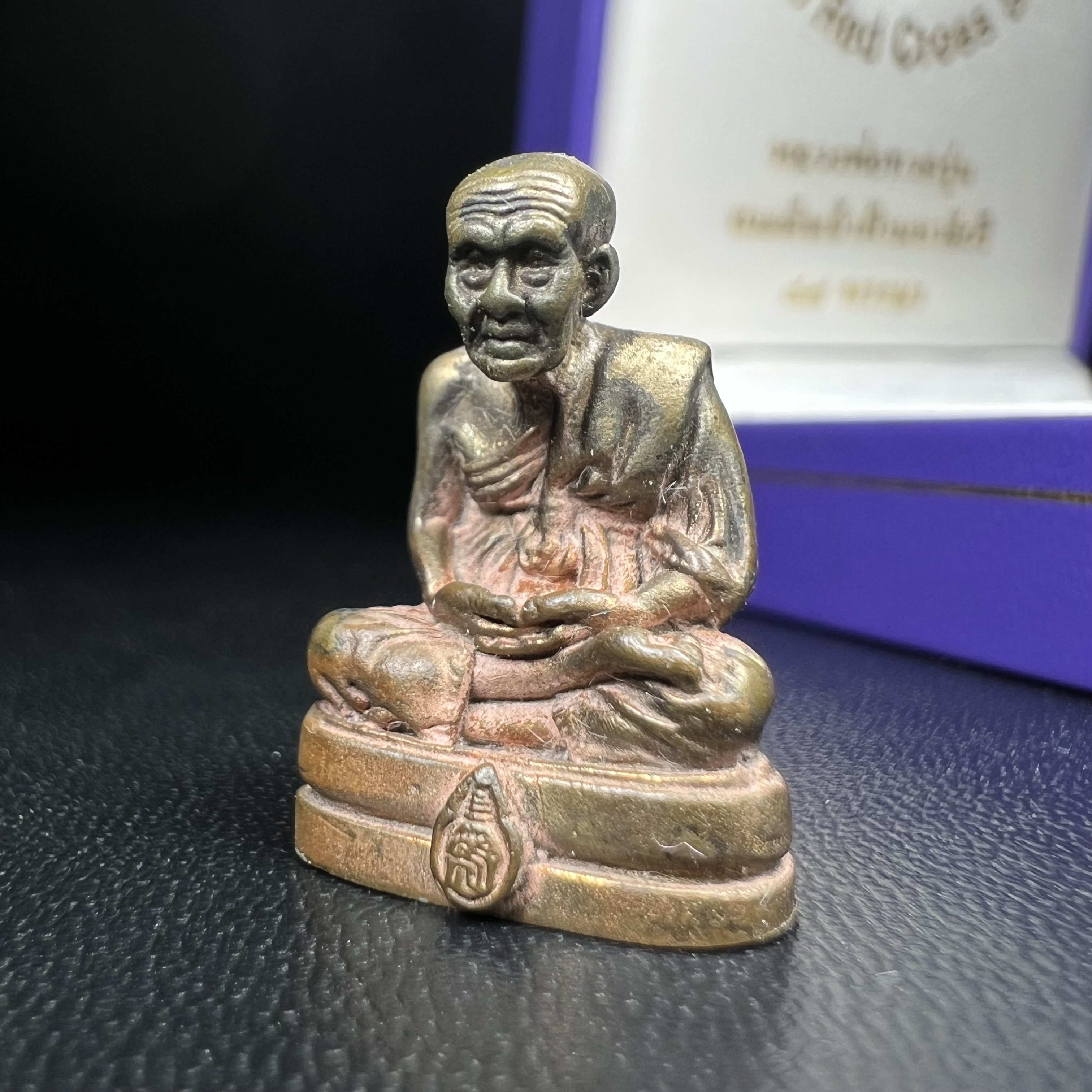 หลวงพ่อทวด สธ. รุ่นสมเด็จเจ้าฟ้ามหาจักรี 48พรรษา จัดสร้างโดยสภากาชาดไทย ปี2546 (รูปหล่อขนาดห้อยคอ) ) เนื้อนวโลหะ(ขนาดกลาง 1.5*2.2 ซม.)พุทธาภิเษก ณ วัดช้างให้ จังหวัดปัตตานี พร้อมกล่องบรรจุเดิมสวยงาม