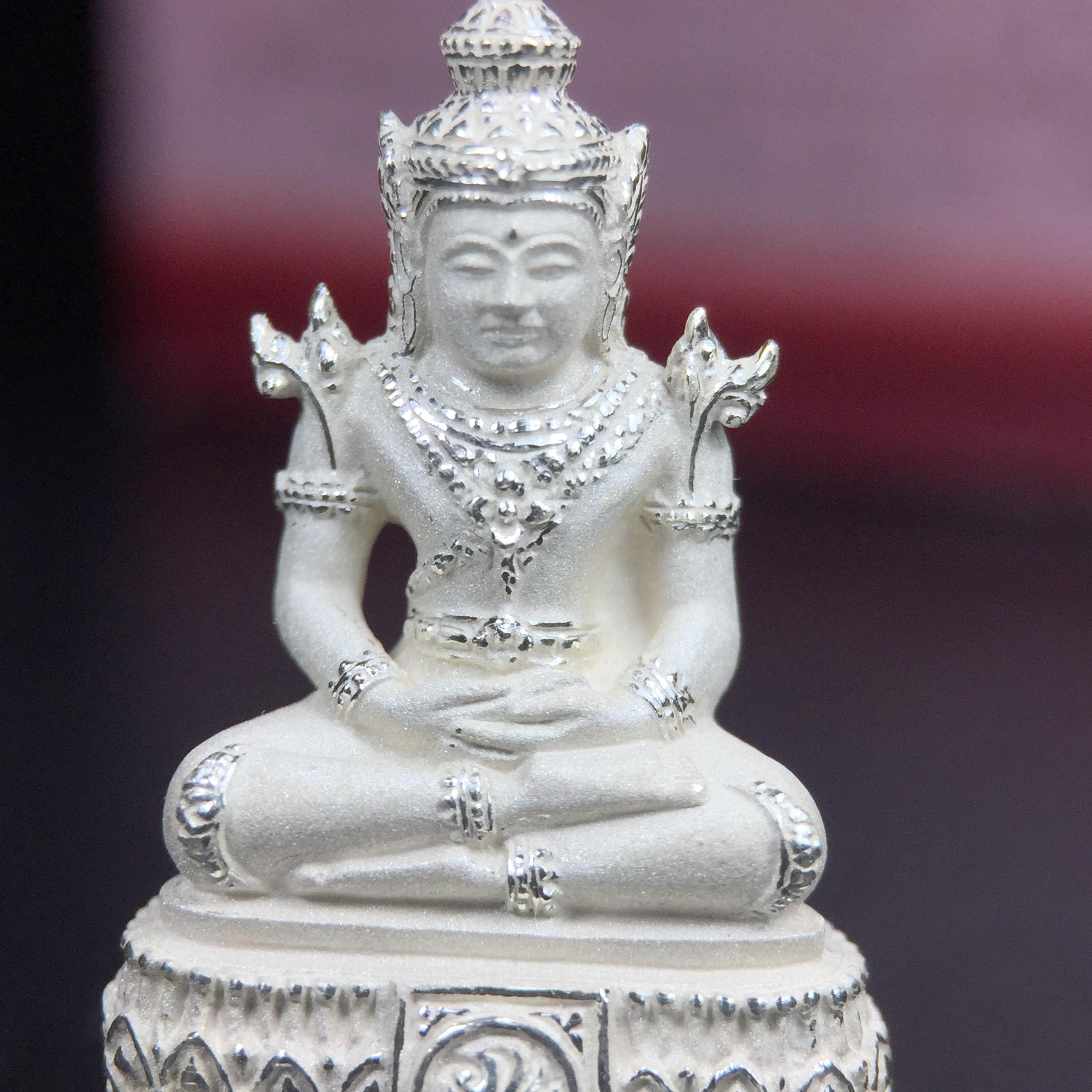 พระแก้วมรกต ภปร.(รุ่นแรก) ปี2545 จัดสร้างในมหาวโรกาส พระบาทสมเด็จพระเจ้าอยู่หัวรัชกาลที่ 9 ครบรอบ 75 พรรษา และฉลองกรุงรัตนโกสินทร์ครบ 220 ปี พิมพ์ลอยองค์ใหญ่ เนื้อเงินบริสุทธิ์ 92.5% ขนาด 19*35 มม. พร้อมกล่องบรรจุเดิม สวยครบสมบูรณ์(องค์หมายเลข 1063)
