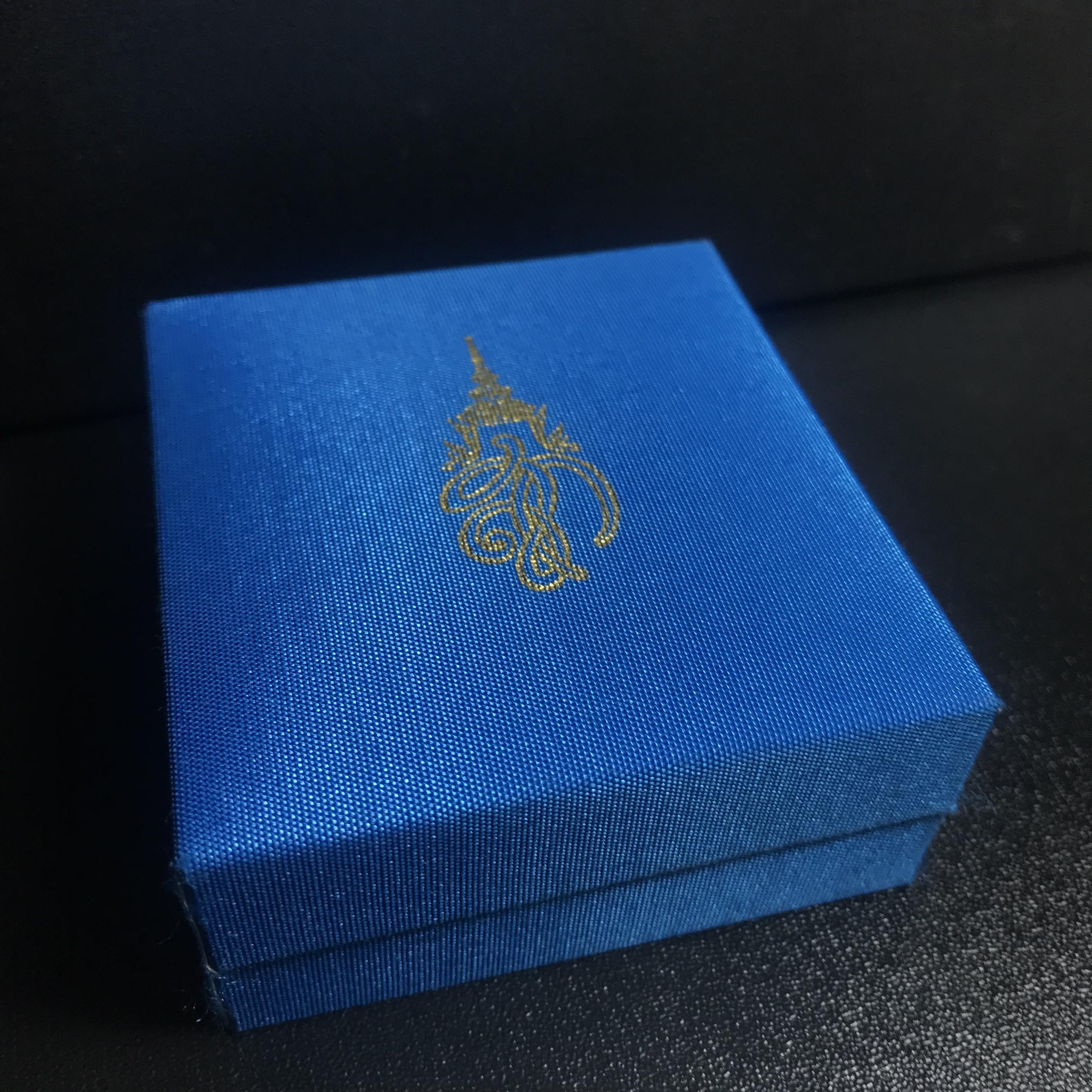 หลวงพ่อทวด รุ่น สก. วัดห้วยมงคล พิมพ์สี่เหลี่ยมใหญ่ หลังฝังชิ้นเนื้อบางขุนพรม กรรมการสามโค๊ต(ตอกเลข) เนื้อขาวผสมผงเก่าบางขุนพรหม รุ่น2(1ใน 999องค์)