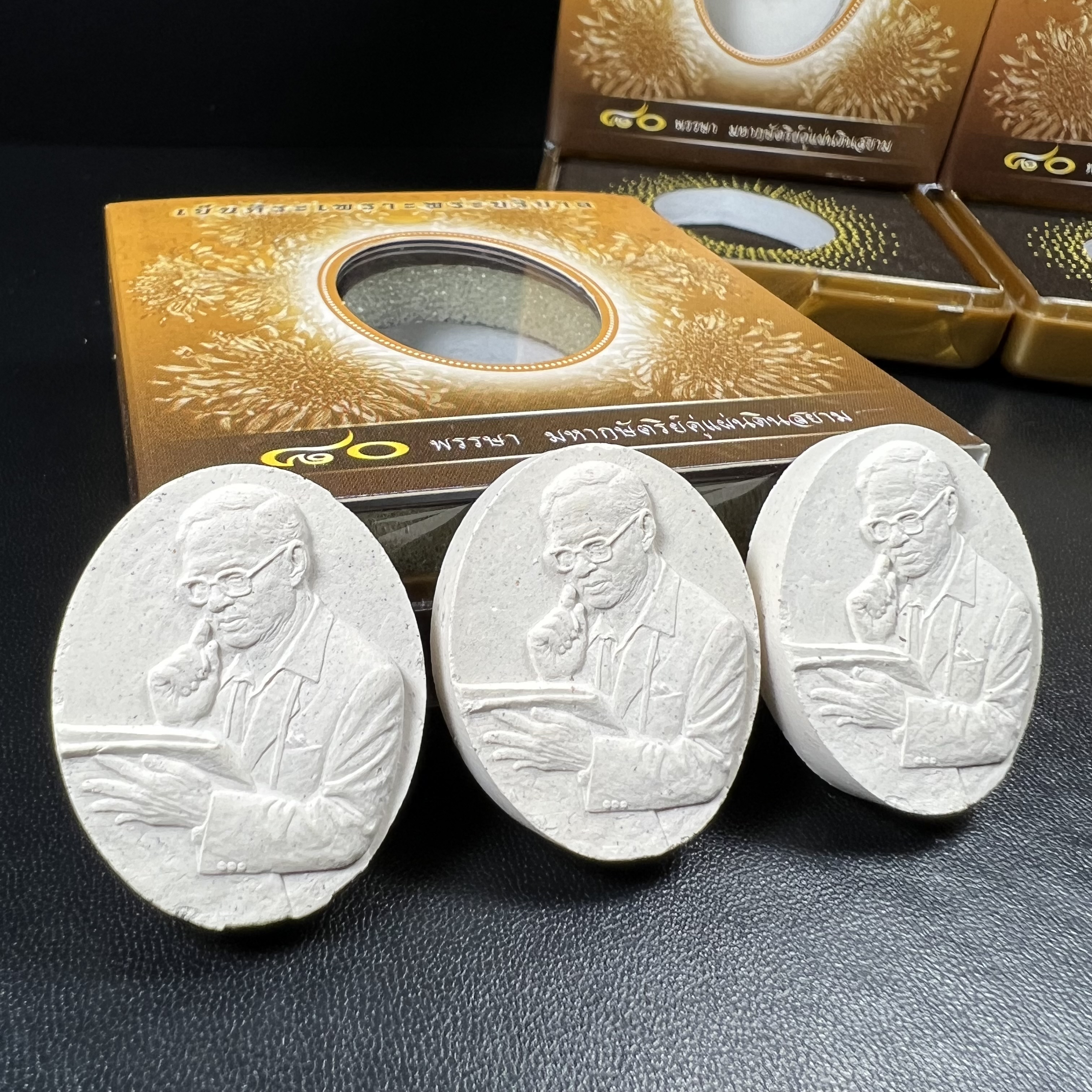 เหรียญรูปหล่อพระบาทสมเด็จพระเจ้าอยู่หัวในหลวงทรงงาน“รุ่นเย็นศิระเพราะพระบริบาล 80พรรษา มหากษัตริย์คู่แผ่นดินสยาม” พ.ศ.2550 เนื้อผง พุทธคุณ (ผงจิตรลดาพระราชทาน)ด้านหลังสัญลักษณ์ 80พรรษา เนื้อทองคำ+เงิน+ทองแดง(ขนาด27*35 มม.)พร้อมกล่องบรรจุเดิมครบ(1ชุด3องค์)