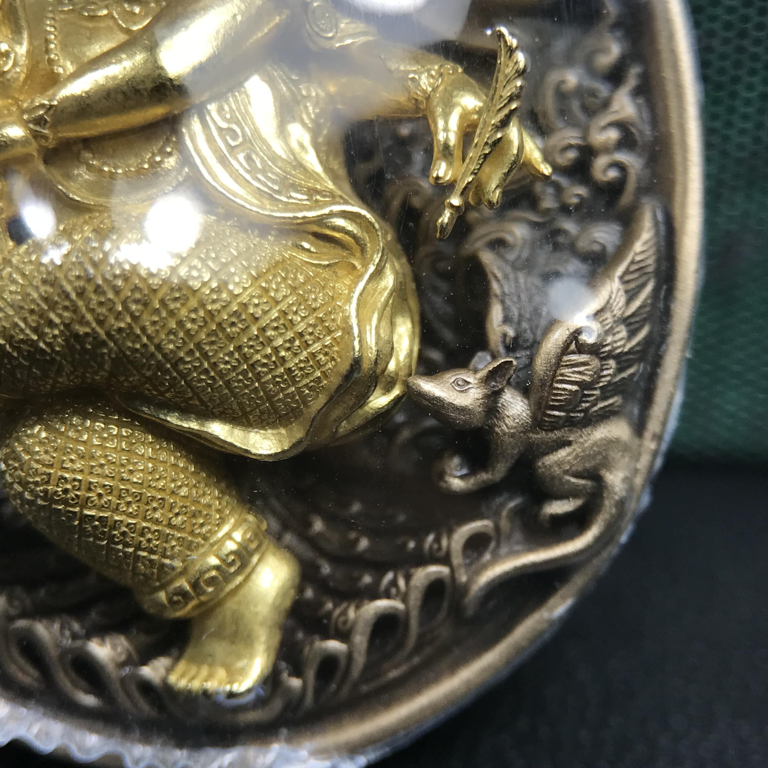 พระพิฆเนศ ประทานศิลป์ ที่ระลึกครบรอบ 50 ปี กลุ่มบ.แพรนด้าจิวเวลรี่ เนื้อบรอน์3กษัตริย์ ออกแบบได้สวยวิจิตรงดงาม ได้อัญเชิญมวลสารอันเป็นมงคลที่ได้ปลุกเสกแล้ว หลอมรวมเป็นเนื้อเดียวกับเหรียญ เพื่อความเป็นศิริมงคล สถิตย์สถาพร สืบไป