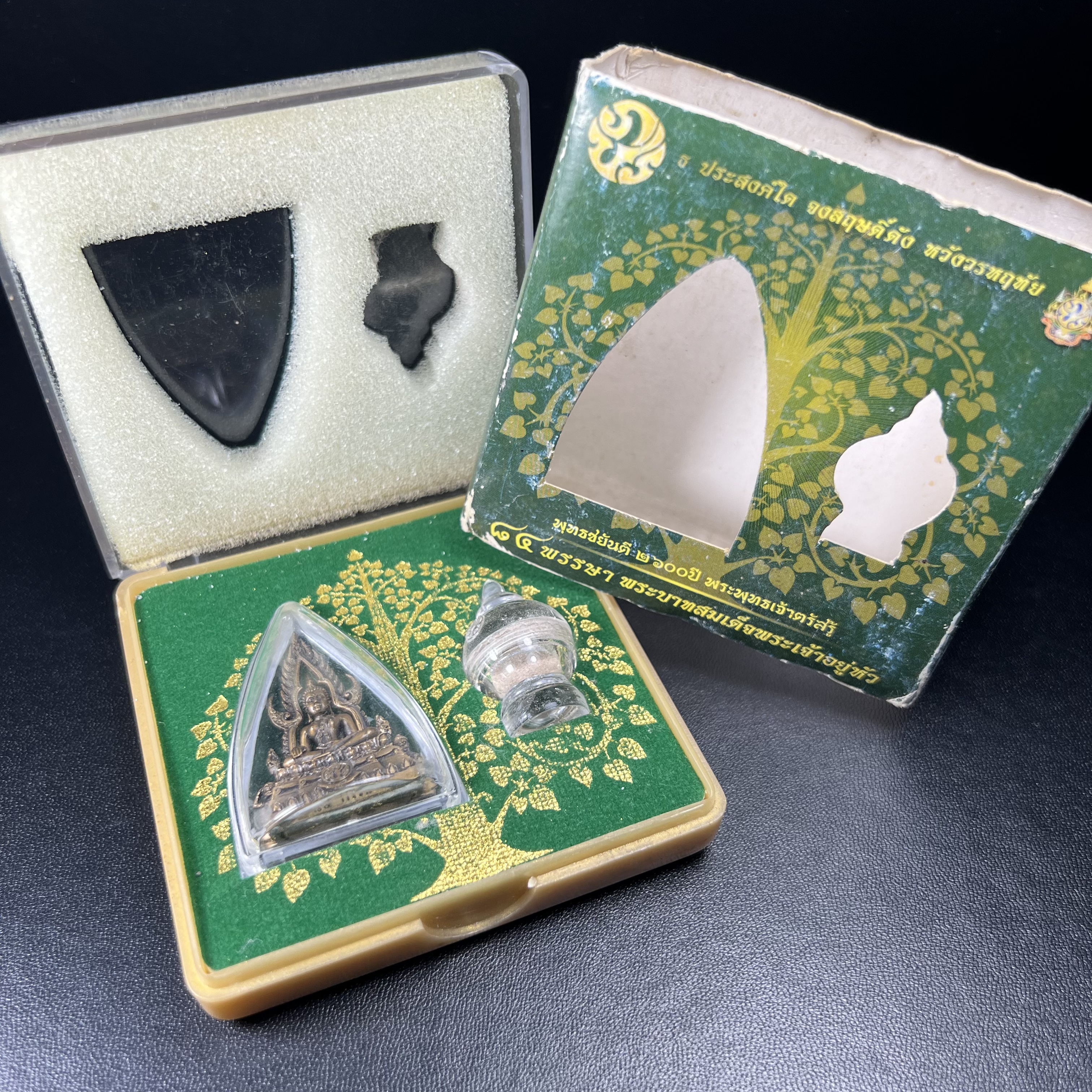 พระพุทธชินราช(จำลอง) ภปร 84 พรรษา เนื้อบรอนซ์รมดำซาติน พิมพ์กลางขนาดหน้าตัก 1/2 นิ้ว )(พระราชทานมวลสาร จิตรลดาและเส้นพระเจ้า(เส้นผม)รัชกาลที่9)