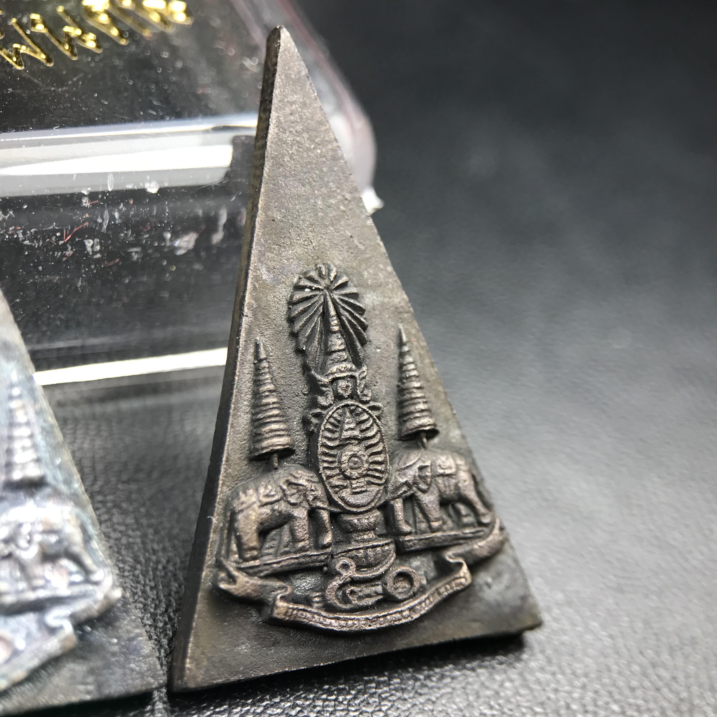 พระกำลังแผ่นดิน (สมเด็จจิตรลดา2) จัดสร้างเฉลิมพระเกียรติ ร.9 ครองราชย์ 50 ปี 2539 เนื้อเงิน(ผิวเดิมกลับดำ รุ้งๆสวย)+เนื้อนวโลหะ(สร้างน้อยหายาก)พร้อมกล่องบรรจุเดิมครบสมบูรณ์(1ใน2539องค์)