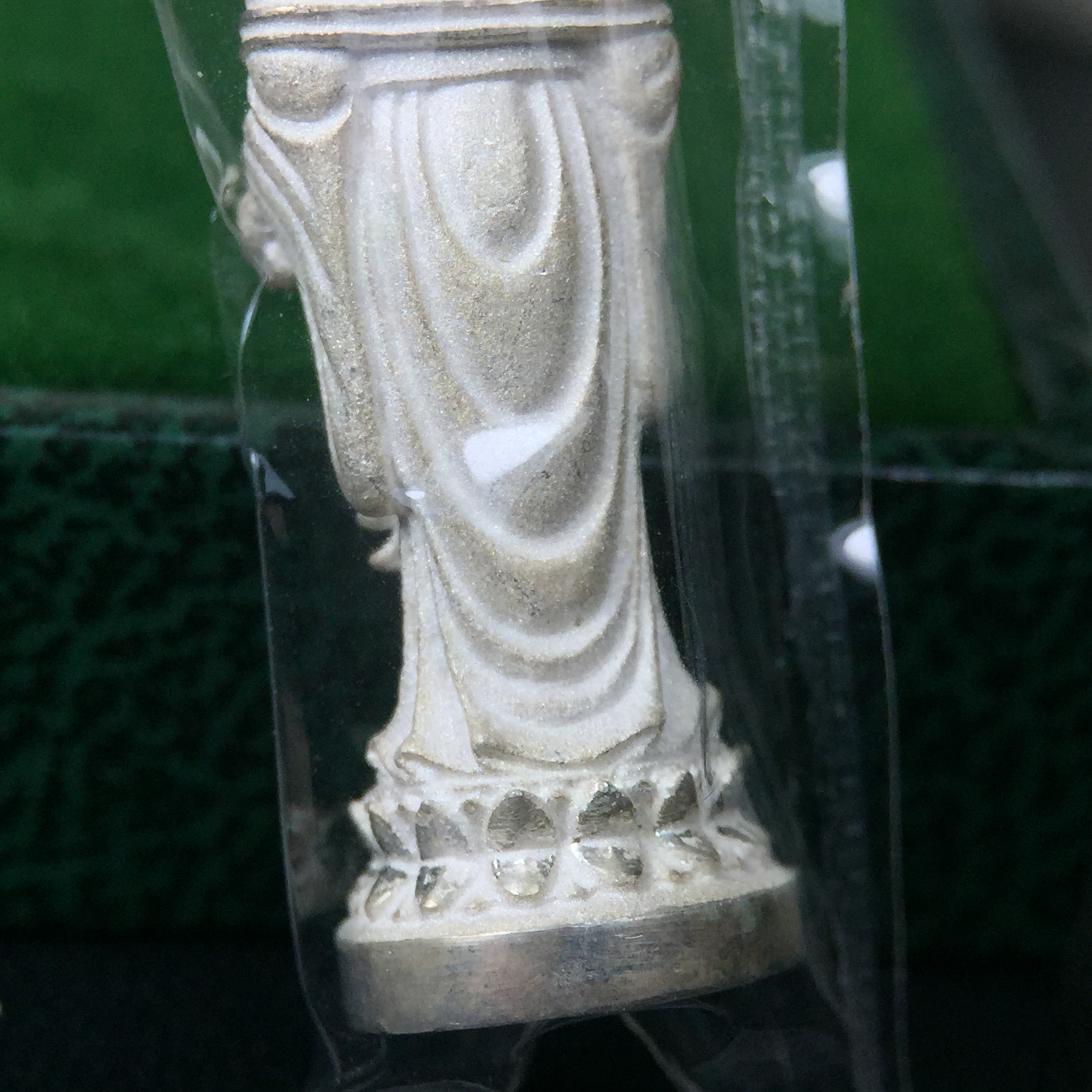 พระโพธิสัตว์อวโลกิเตศวร (เจ้าแม่กวนอิม) รุ่นฉลองปีกาญจนาภิเษก ปี 2540 เนื้อเงินบริสุทธิ์ 99.9%(นวลเงา) เทศบาลนครหาดใหญ่จัดสร้างถวายเฉลิมพระเกียรติพระบาทสมเด็จพระเจ้าอยู่หัวทรงครองสิริราชสมบัติครบ 50 ปี(สภาพซีนซองเดิมกล่องบรรจุการ์ดใบรับรองเดิมครบ)หายาก