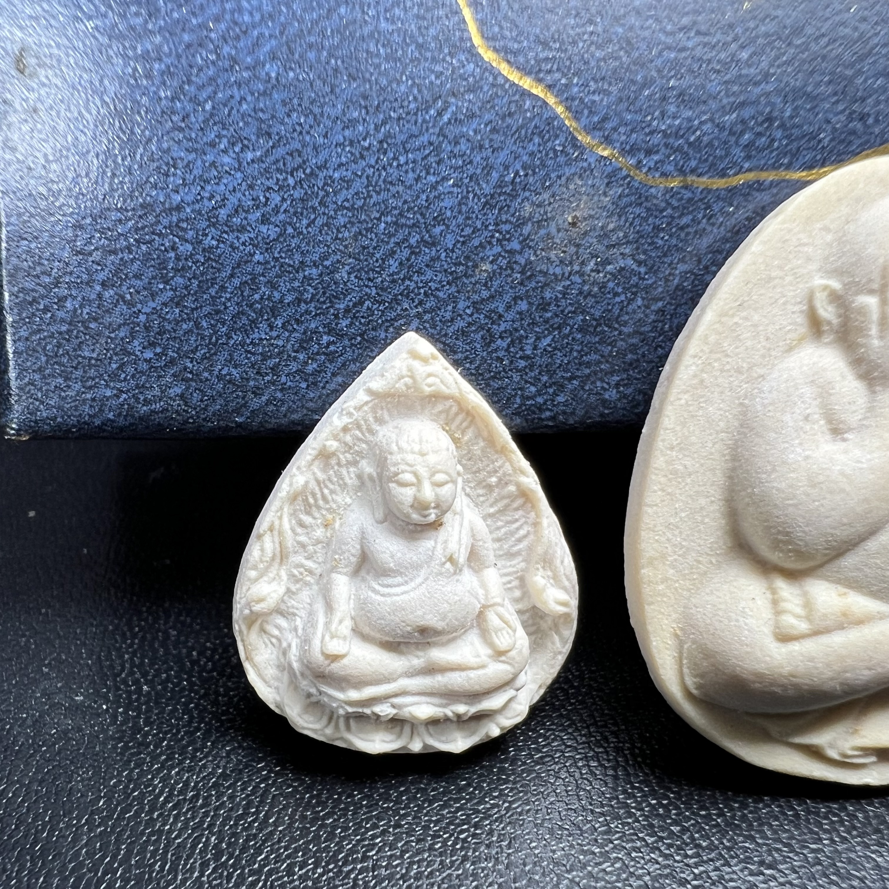 พระปิดตา รุ่นแรก ชุดกรรมการ ชุดมงคลการบำเพ็ญกุศลอายุครบ 6 รอบ(72 พรรษา) สมเด็จพระญาณสังวร วัดบวรนิเวศวิหาร วันที่ 2-3 ตุลาคม 2528 (1ชุดประกอบด้วยพระเนื้อผง 4 รายการ)ชุดกรรมการพร้อมกล่องบรรจุเดิมครบสมบูรณ์(หายาก)