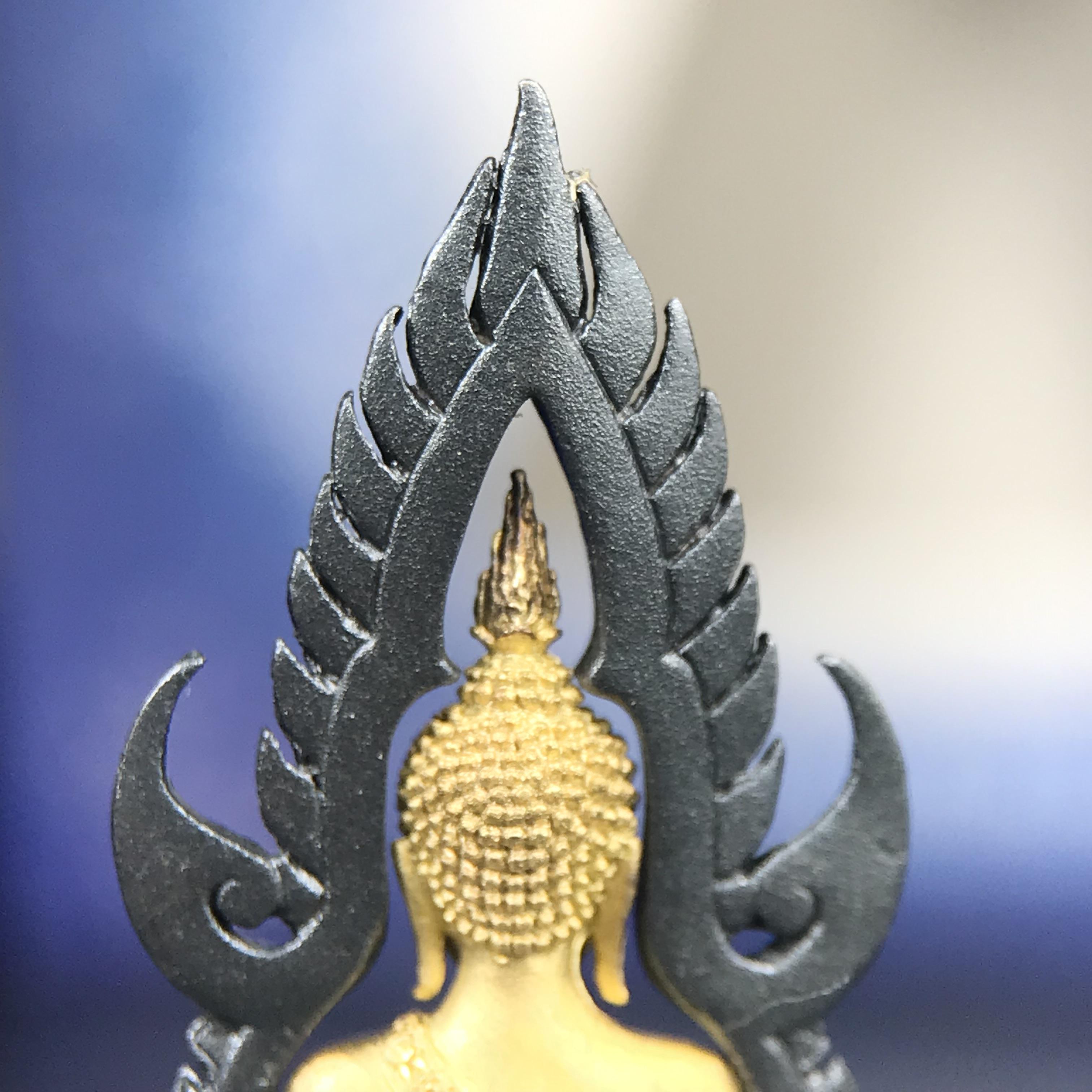 พระพุทธชินราช ภปร. โครงการ เพราะแผ่นดินนี้คือแผ่นดินเกิด เนื้อเงินชุบทองคำซุ้มรมดำ ปี2551 ขนาดหน้าตัก1/2นิ้ว(3.5*2.5 ซม.)ประกอบพิธี ณ พระอุโบสถ วัดพระศรีรัตนศาสดาราม(วัดพระแก้ว)และพระวิหารวัดพระศรีรัตนมหาธาตุวรมหาวิหาร(จ.พิษณุโลก)(สวยงามหายาก)1ใน5000องค์