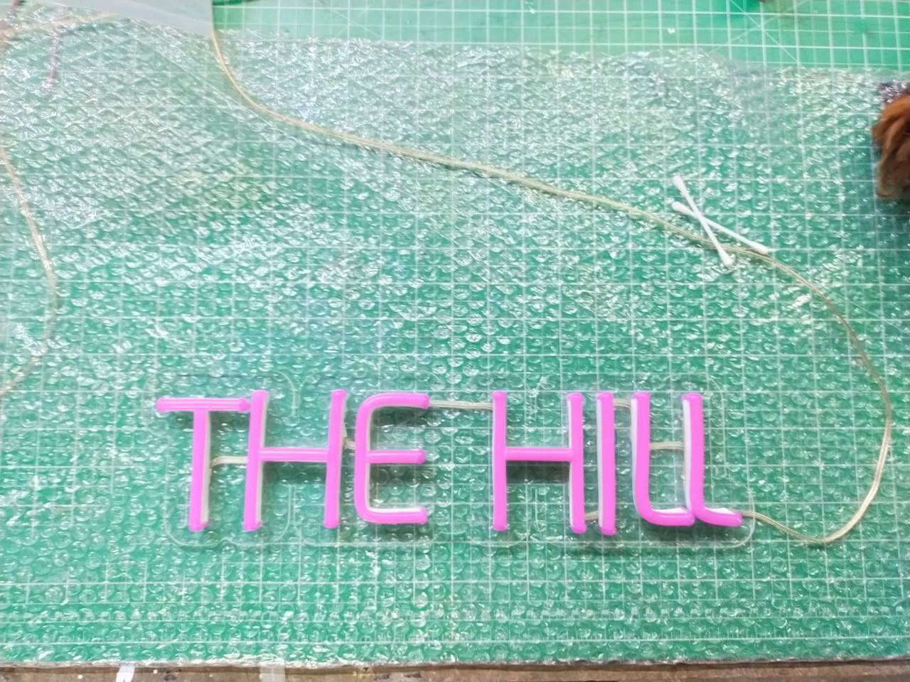 ป้ายไฟนีออนLED สีชมพู - THE HILL รองหลังอะคริลิใส3มิล
