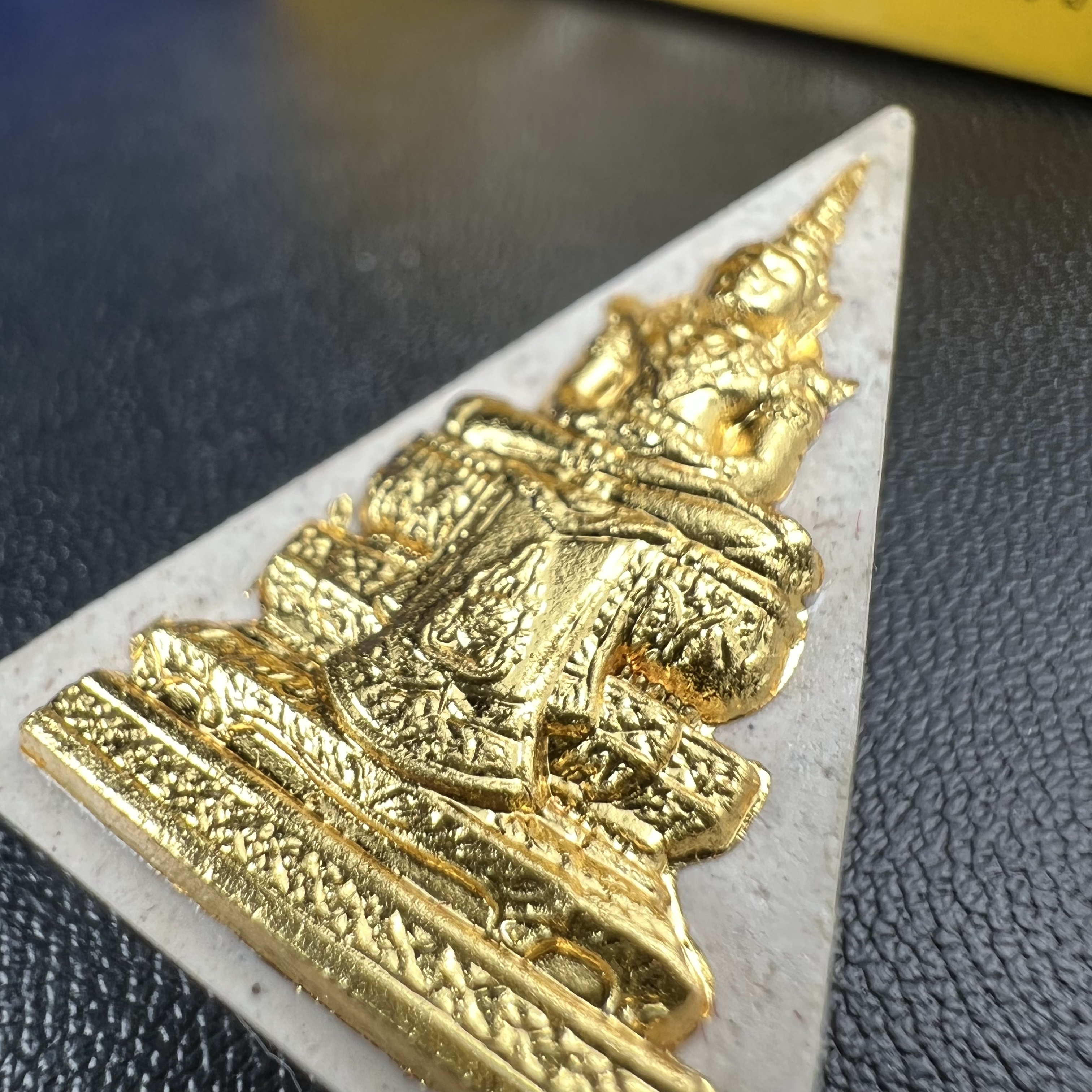 พระแก้วมรกต(จำลอง)ทรงเครื่องฤดูร้อน พระผงบูชา ด้านหน้าปิดทอง ด้านหลังตราสัญลักษณ์ฉลองสิริราชสมบัติครบ 60ปี เนื้อเงิน(รุ่นนี้ได้พระราชทานเส้นพระเจ้า(เส้นผม)รัชกาลที่9ในการจัดสร้าง)