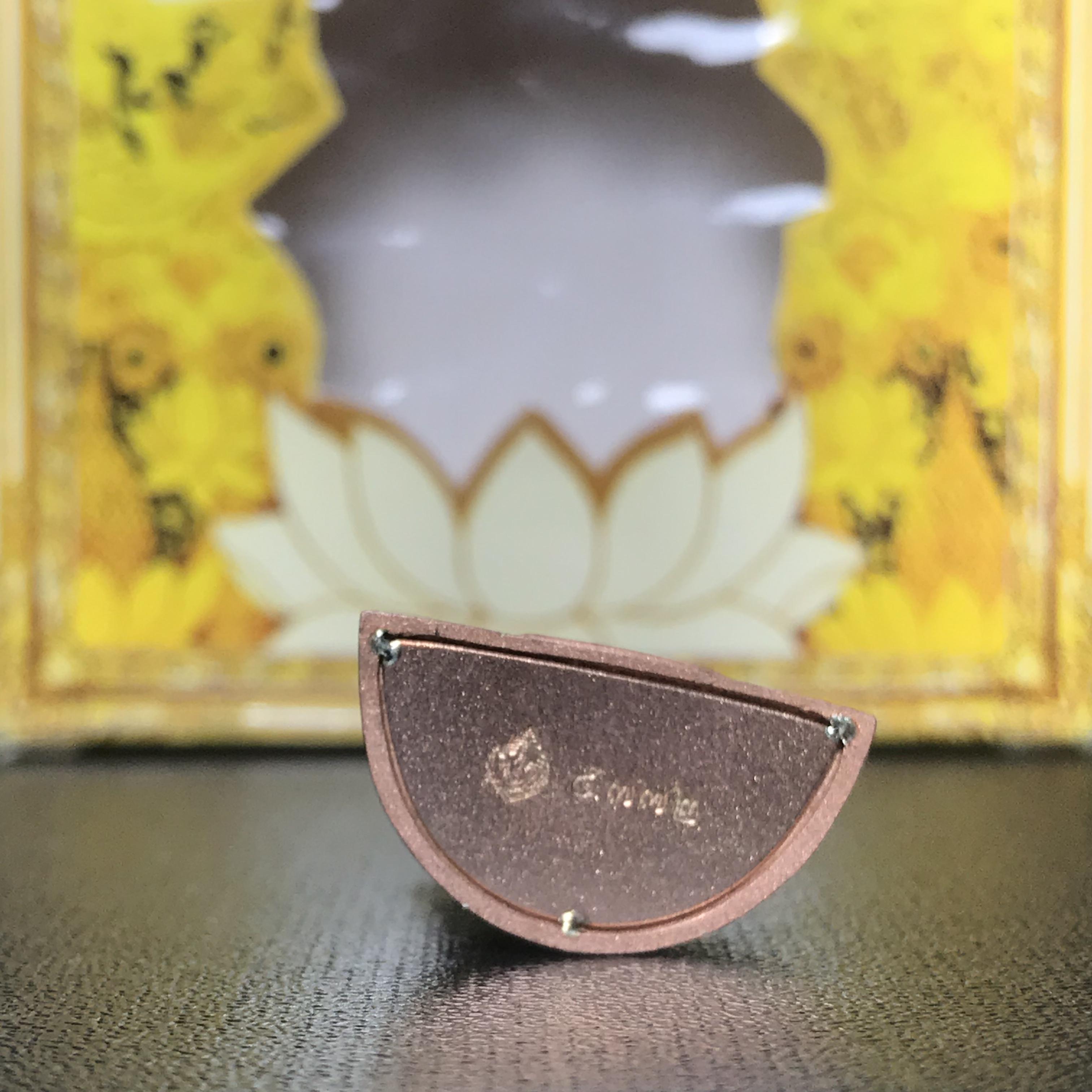 พระแก้วมรกต(จำลอง)ลอยองค์ ขนาดหน้าตัก 1/2 นิ้ว ทรงเครื่องฤดูร้อน เนื้อเงินสามกษัตริย์ ตราสัญลักษณ์ฉลองสิริราชสมบัติ ครบ 60 ปี พ.ศ.2549