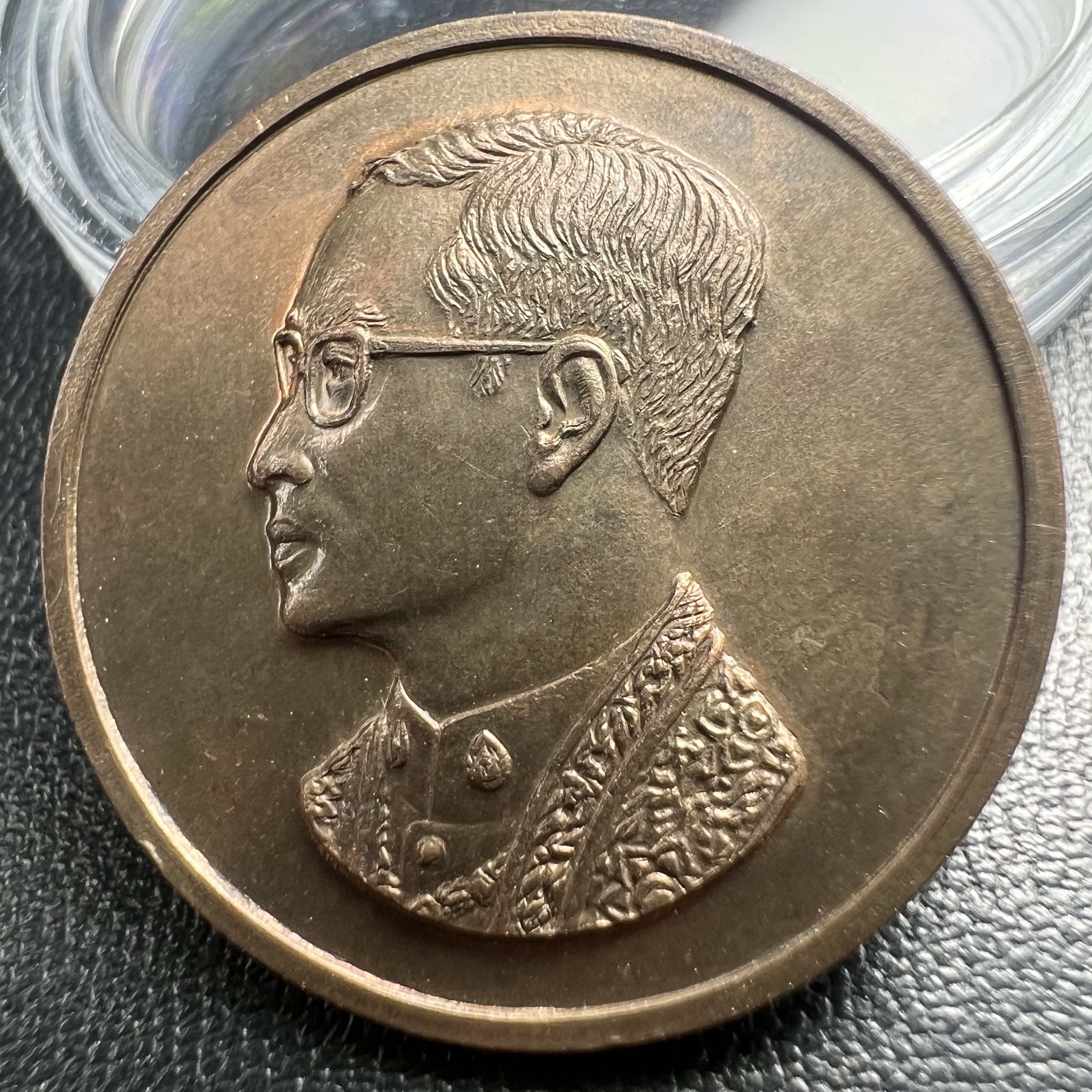 เหรียญพระบรมรูปคุ้มเกล้า รพ.ภูมิพล ปี2522 เนื้อนวโลหะ คัดสภาพสวย(ในหลวงรัชกาลที่9 ทรงจุดไฟพระฤกษ์และเททอง พิธีใหญ่)ยอดนิยม