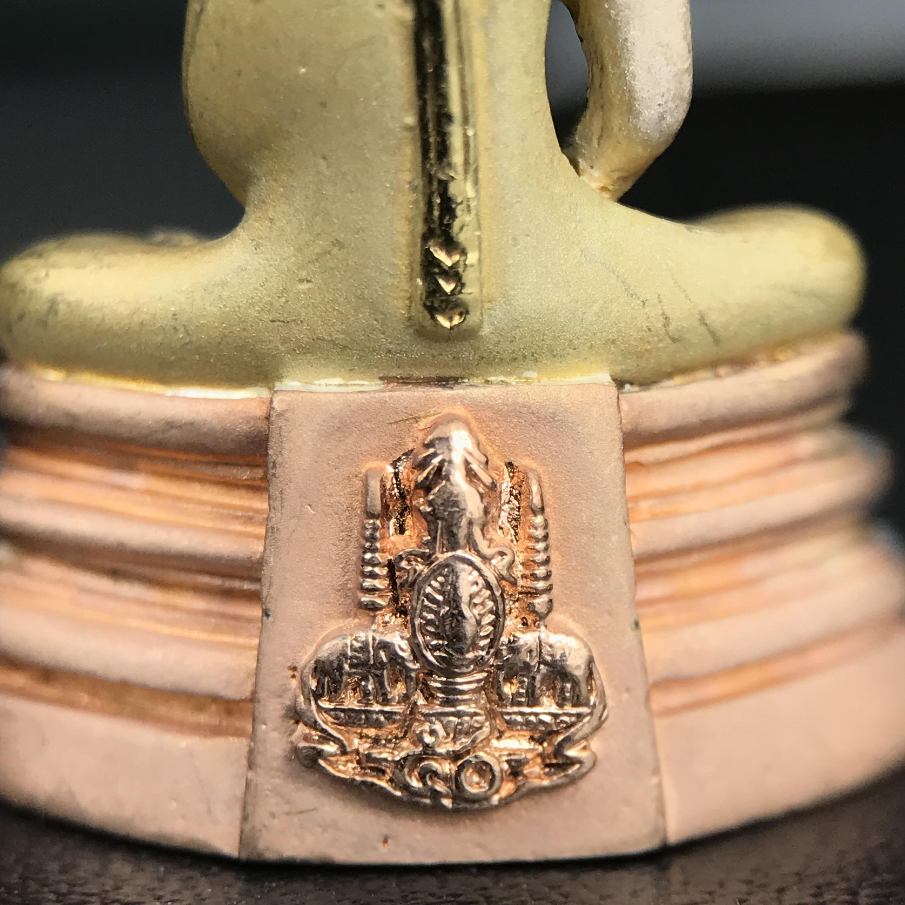 พระพุทธโสธร ภปร. รุ่นย้อนยุค สร้างพระอุโบสถ สมาคมชาวฉะเชิงเทรา จัดสร้าง ปี 2539 วโรกาสครองสิริราชสมบัติครบ 50 ปี เนื้อเงินชุบสามกษัตริย์ทรายนวลขัดเงาบางส่วน(สภาพผิวเดิม เก่าเก็บอย่าดี สวยมาก แบบนี้หายาก) พร้อมกล่องบรรจุและใบรับรองเดิมครบสมบูรณ์