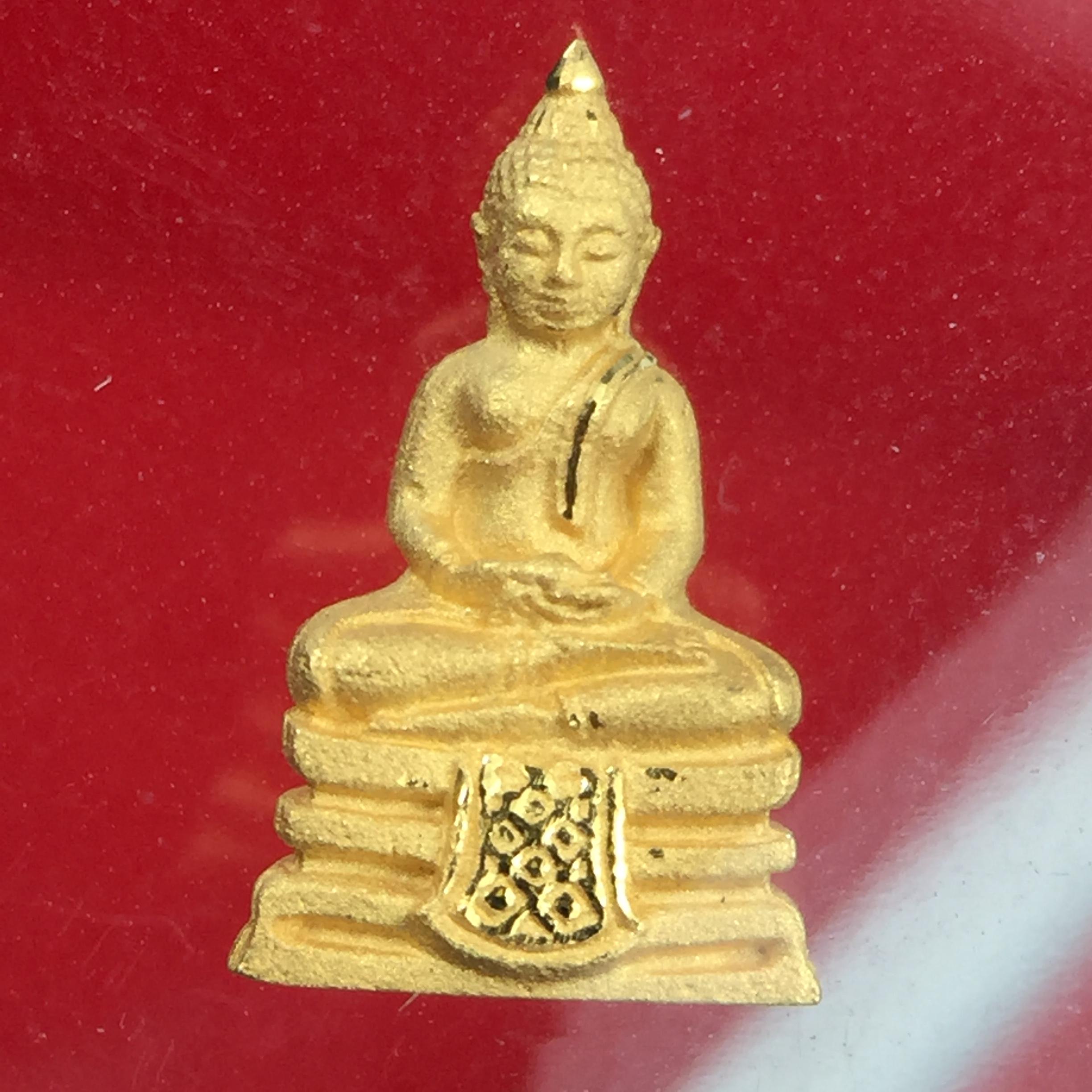 พระพุทธโสธร รุ่นอุดมโชคโภคทรัพย์ ปี 2550 เนื้อทองคำ พิมพ์จิ๋ว วัดโสธรวรารามวรวิหาร จ.ฉะเชิงเทรา (สภาพ สวย ซีนซองเดิม กล่องบบรรจุเดิมครบสมบูรณ์)